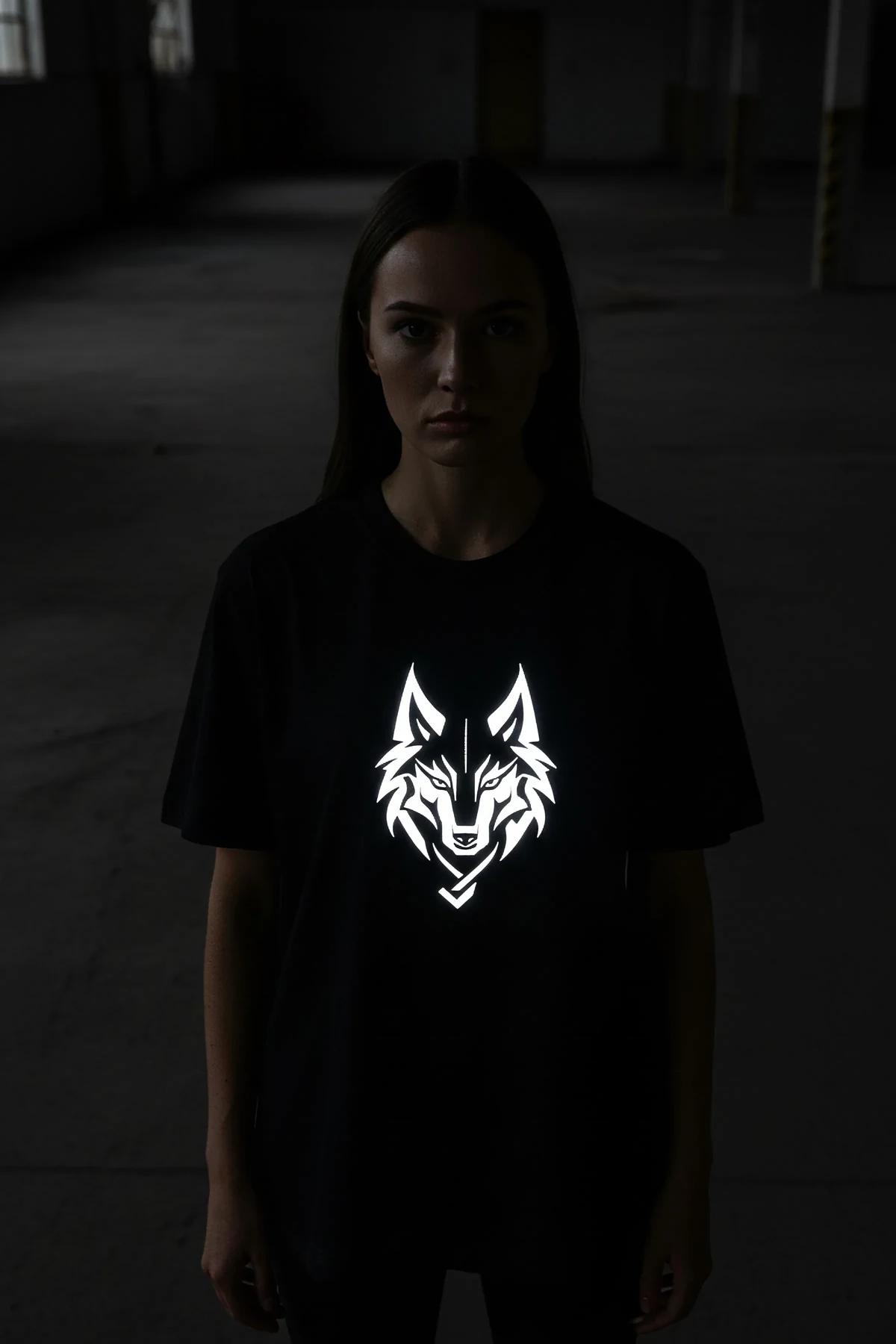 MERT 18 reflektör baskılı siyah hoodie sweatshirt model üzerinde önden görünüm