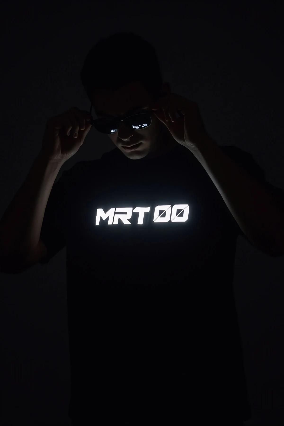 LET'S ROCK reflektörlü siyah oversize tişört, ayakta tam boy model çekimi, tüm silüet görünür