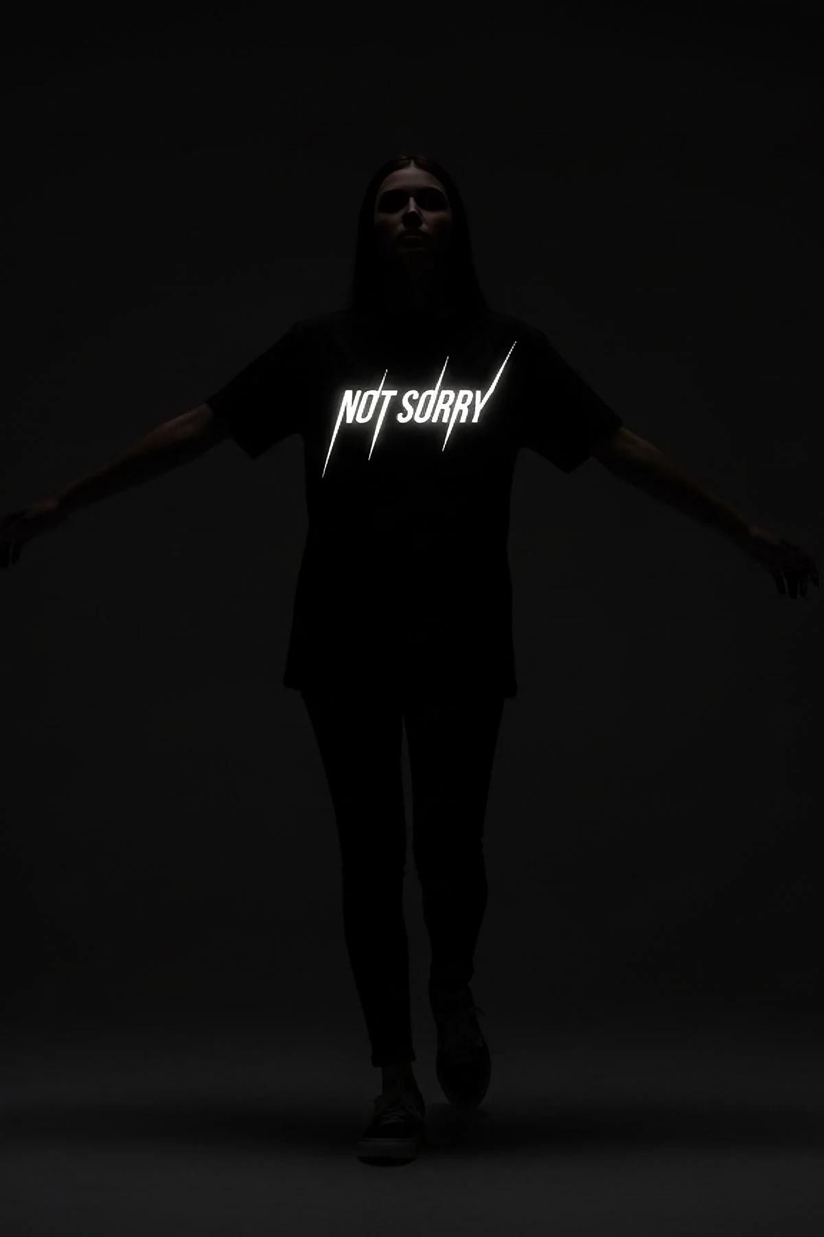 NOT SORRY reflektörlü tişört model üzerinde tam boy ön görünüm karanlık fotoğraf