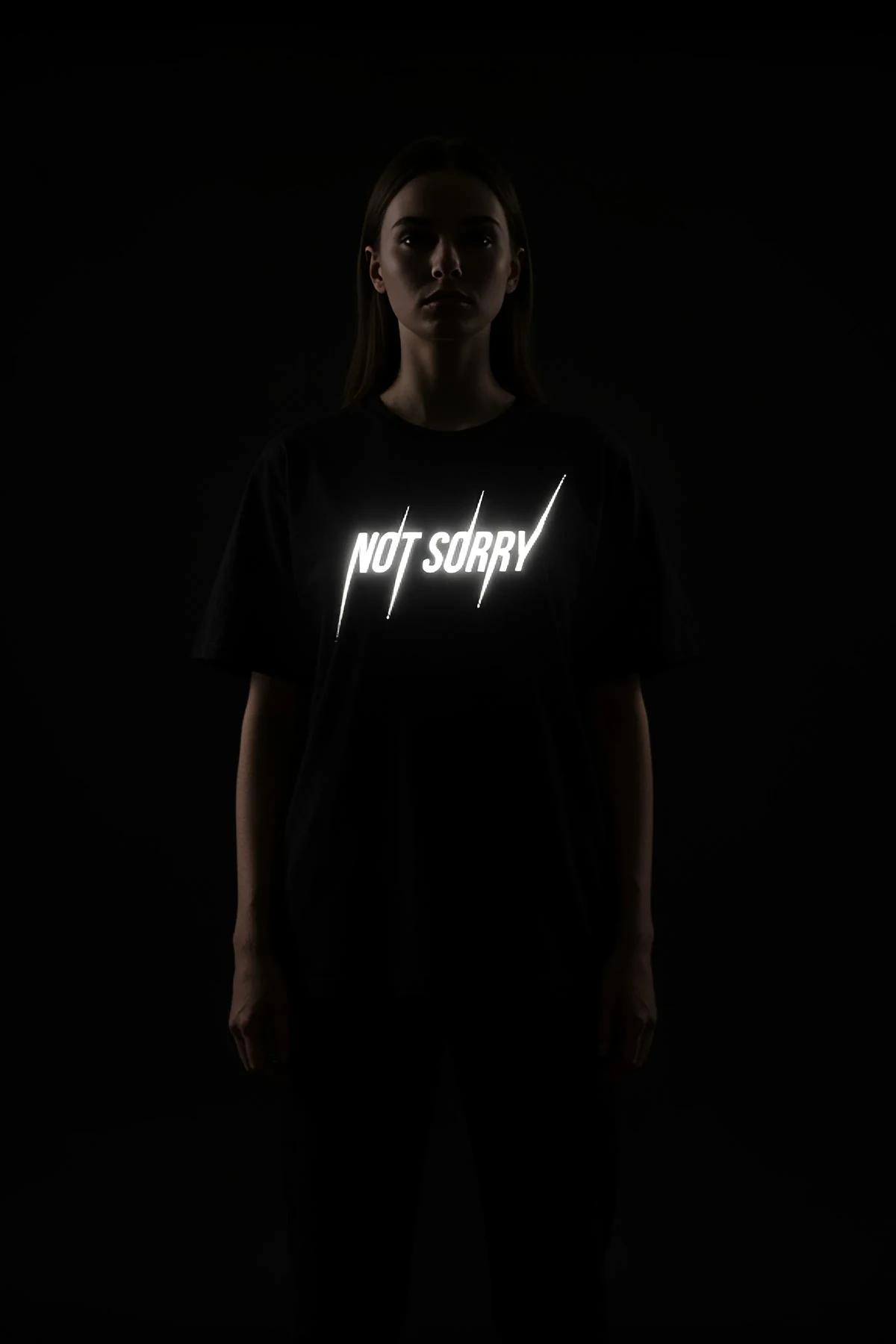 NOT SORRY slogan baskılı siyah oversize tişört reflektör baskı detay model fotoğrafı