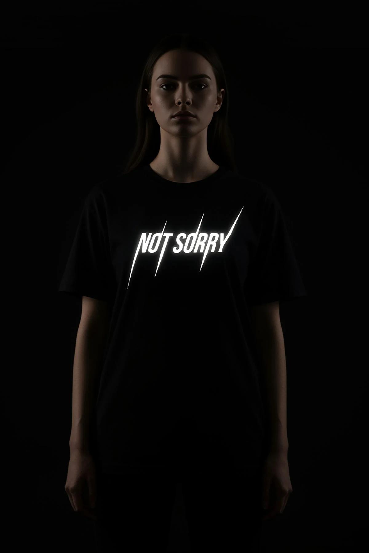 NOT SORRY reflektörlü tişört baskı yakın çekim dikey çizgi süs öğeleriyle