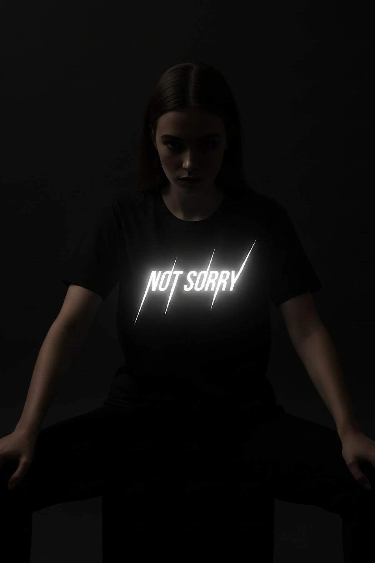 NOT SORRY reflektörlü tişört model üzerinde tam boy ön görünüm karanlık fotoğraf