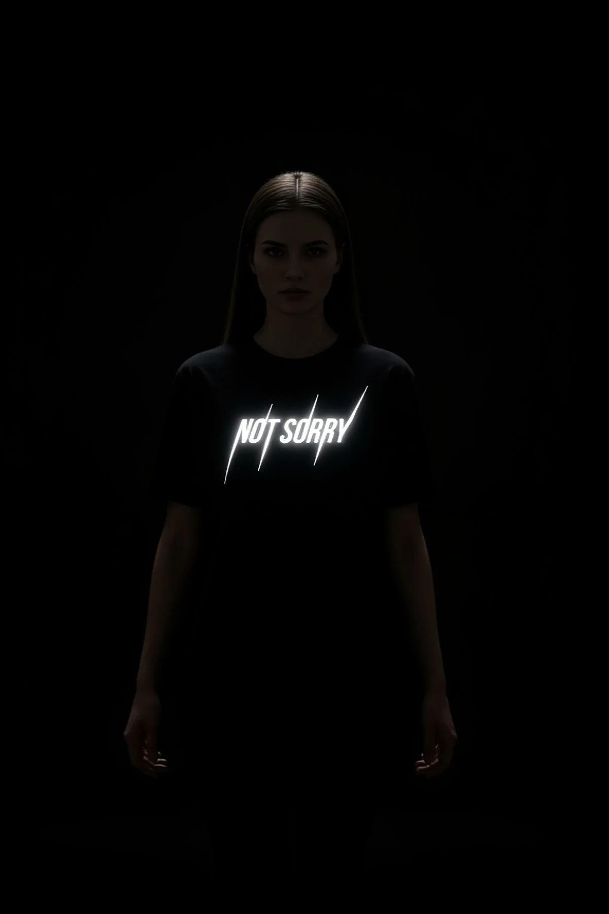 NOT SORRY slogan baskılı siyah oversize tişört reflektör baskı detay model fotoğrafı
