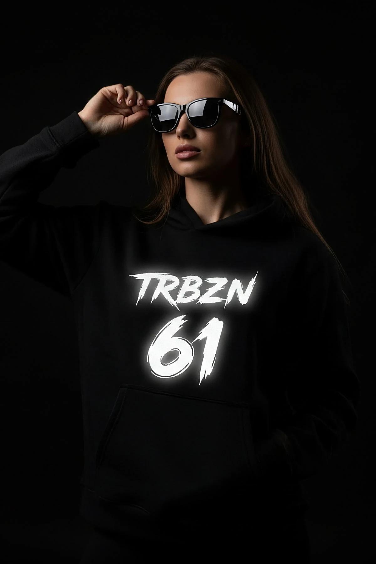 NOT SORRY reflektörlü tişört baskı yakın çekim dikey çizgi süs öğeleriyle