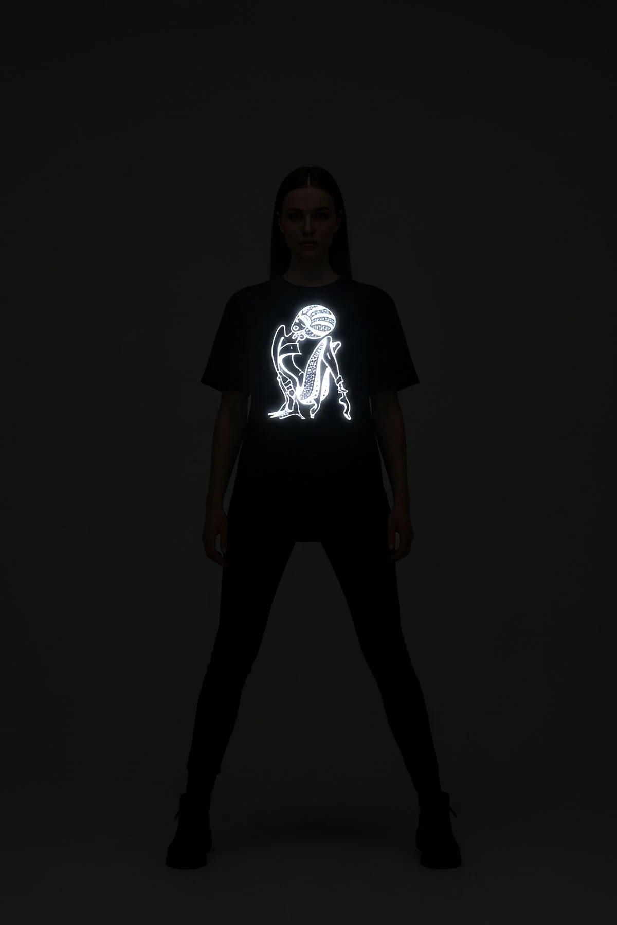Reflektör baskılı siyah oversize tişört model üzerinde tam boy görünüm