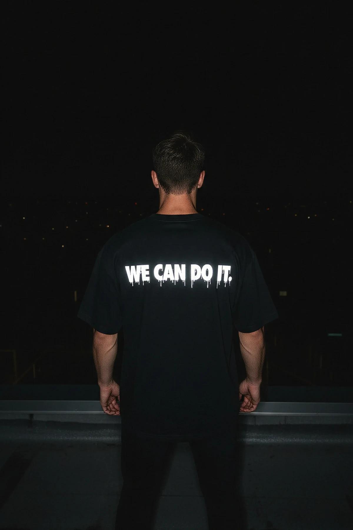 WE CAN DO IT. drip baskılı tişört reflektör parlaması, yürüyen model gece çekimi