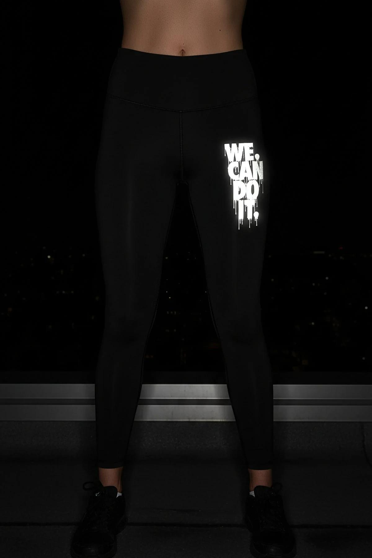 WE CAN DO IT reflektör baskılı tayt sol bacak yakın çekim ışıkta parlama efekti