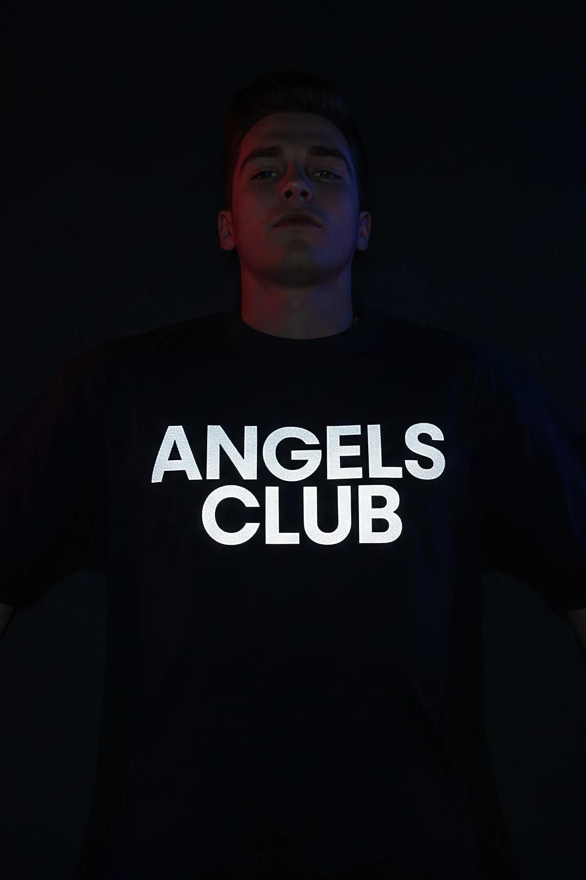 ANGELS CLUB sırt baskılı reflektörlü siyah oversize tişört arkadan görünüm parlayan yazı