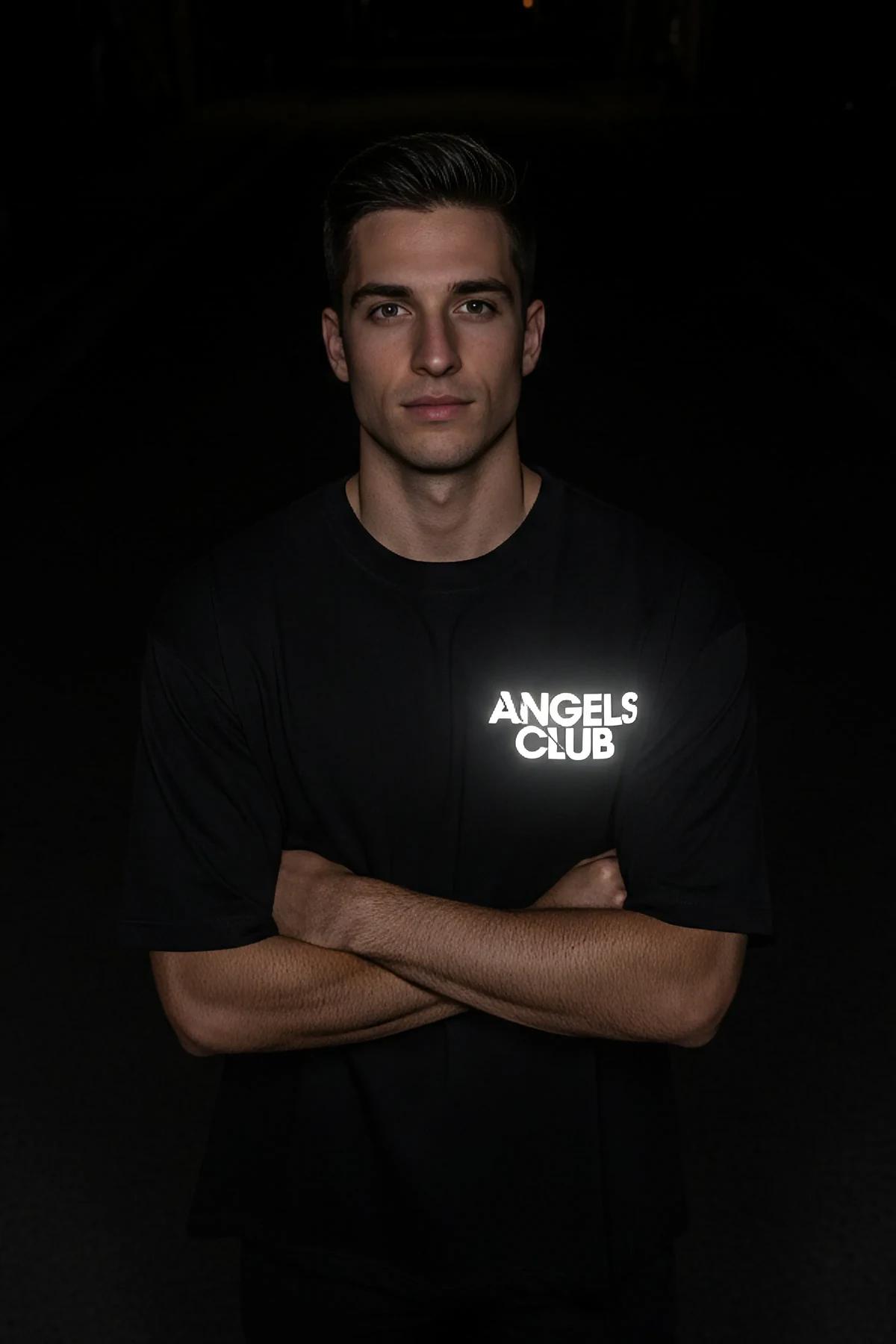 ANGELS CLUB reflektör baskılı siyah tişört sırt paneli yakın çekim