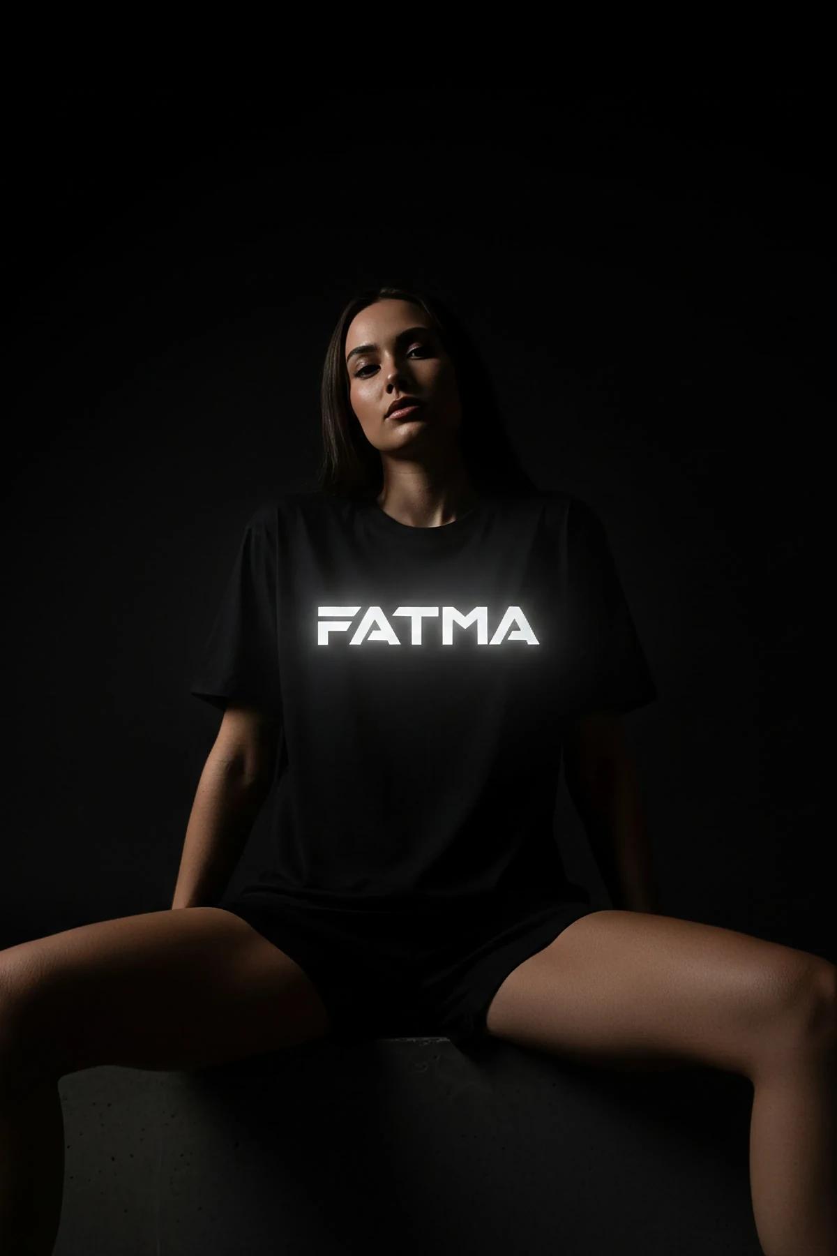 FTM baskılı siyah oversize tişört model üzerinde tam boy görünüm