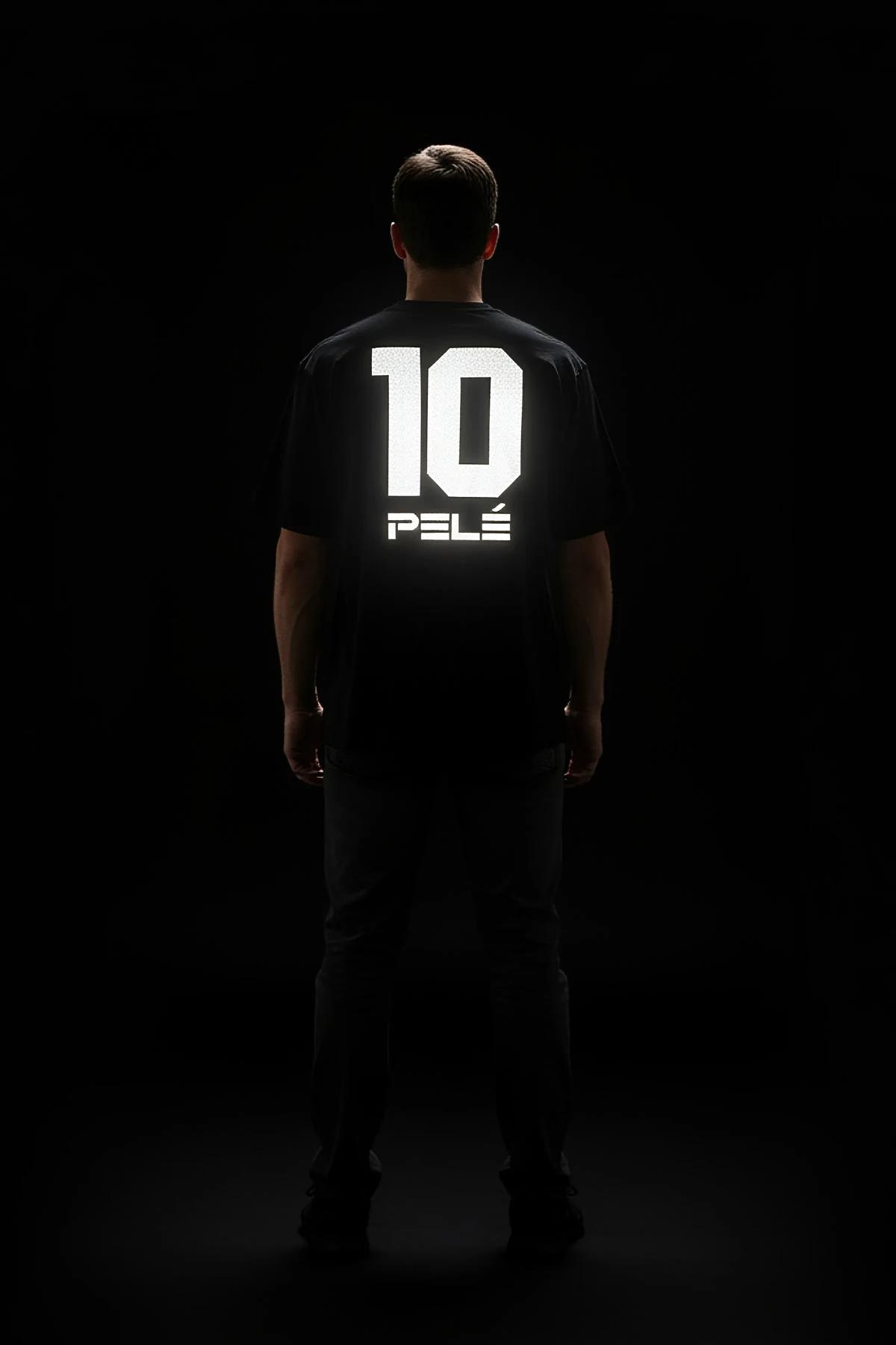 PELE 10 reflektör baskısı yakın çekim — 10 numarası ve PELE yazısı parlıyor