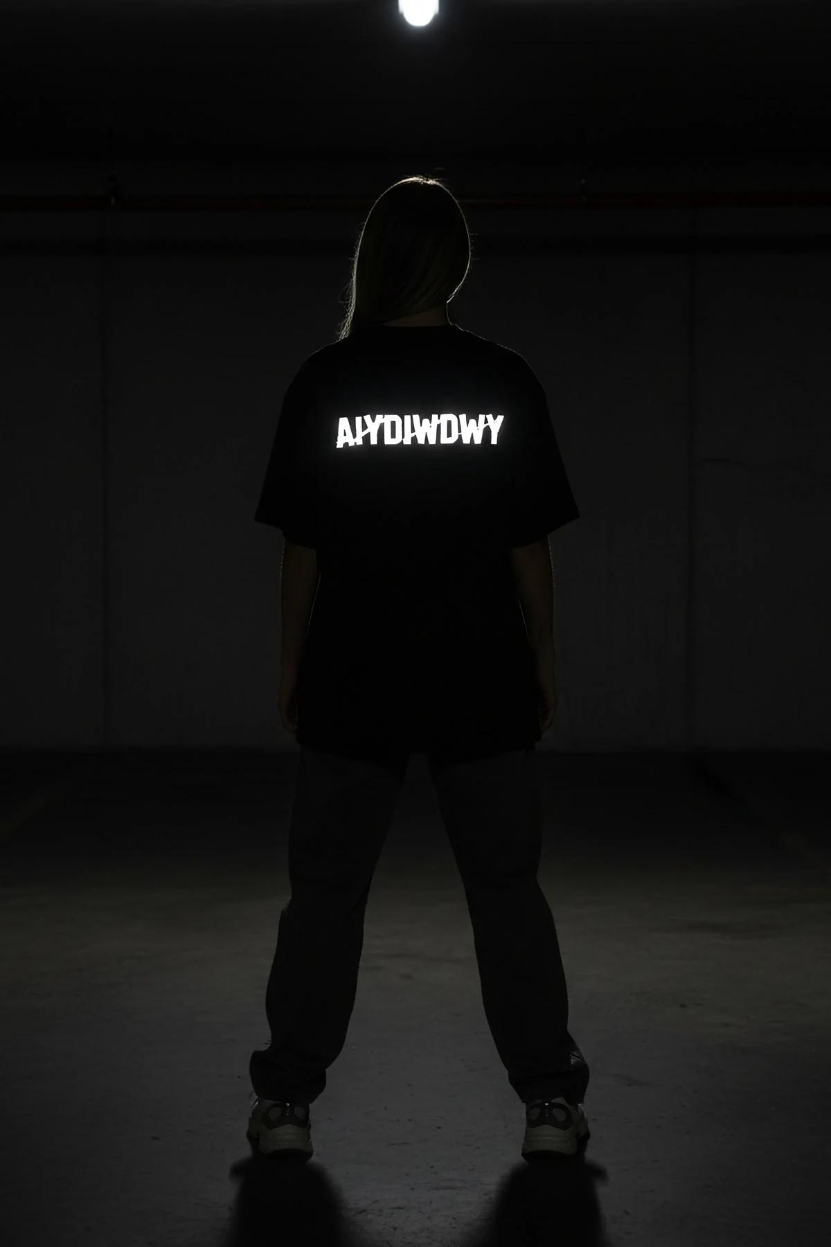 AIYDIWDWY reflektörlü siyah oversize tişört model üzerinde tam boy ön cephe
