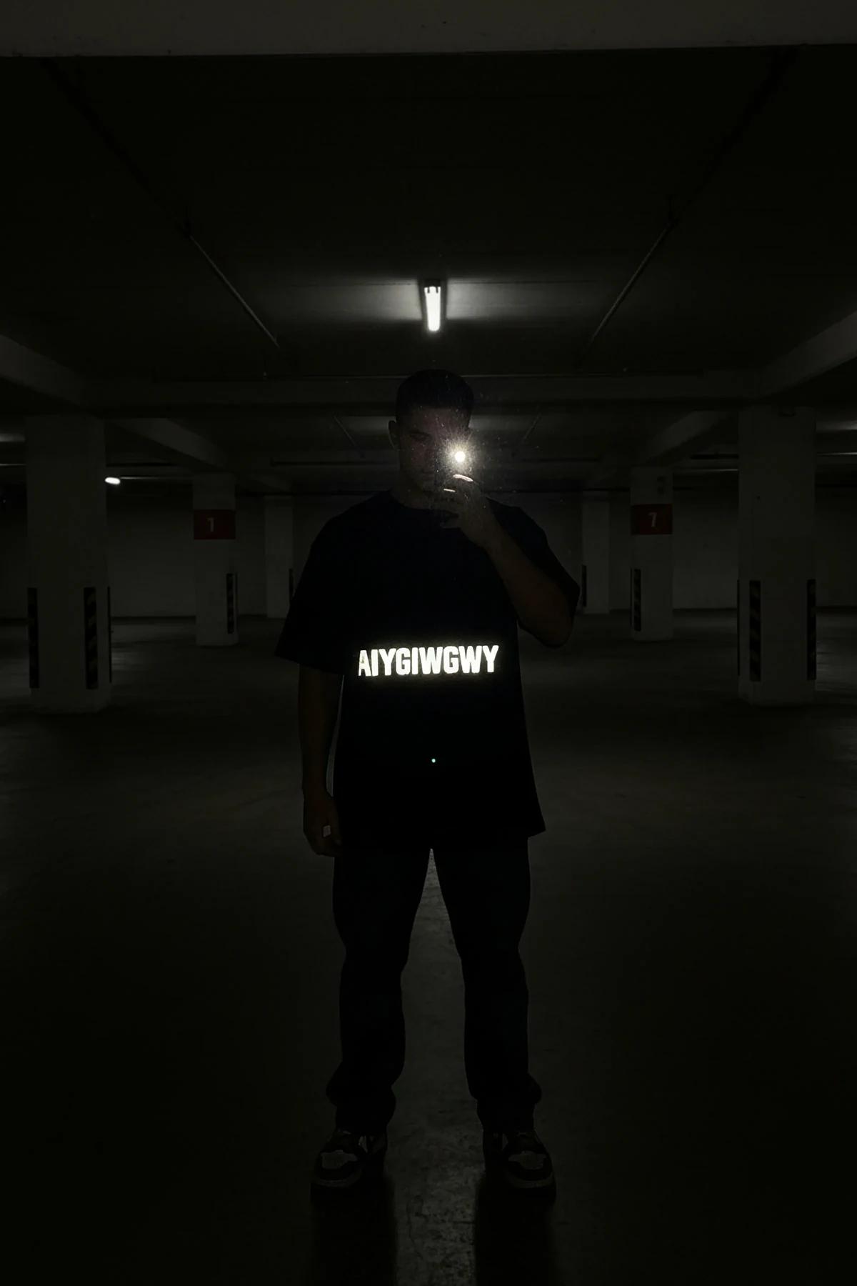 AIYDIWDWY reflektörlü siyah oversize tişört model üzerinde tam boy ön cephe
