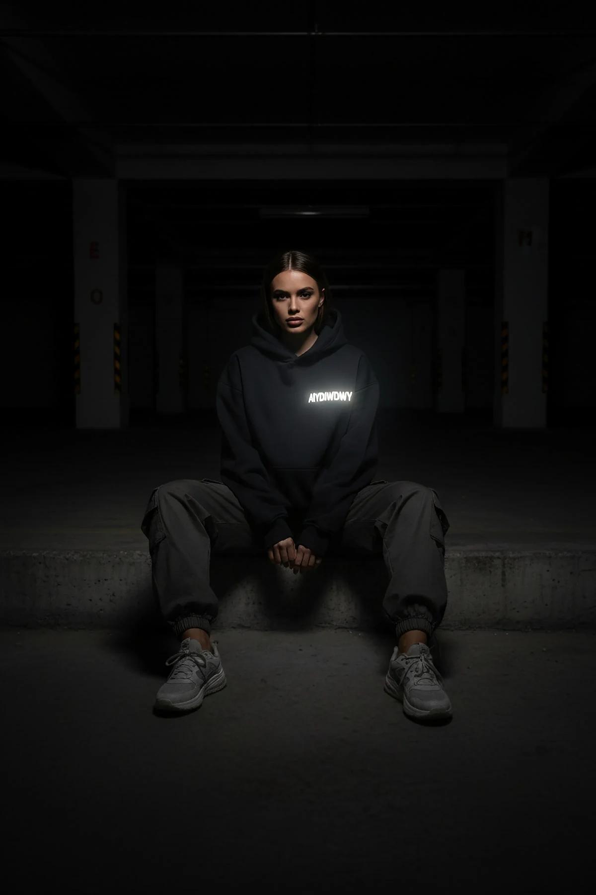 AIYGIWGWY reflektör baskılı siyah hoodie model üzerinde ayakta duruş ön görünüm