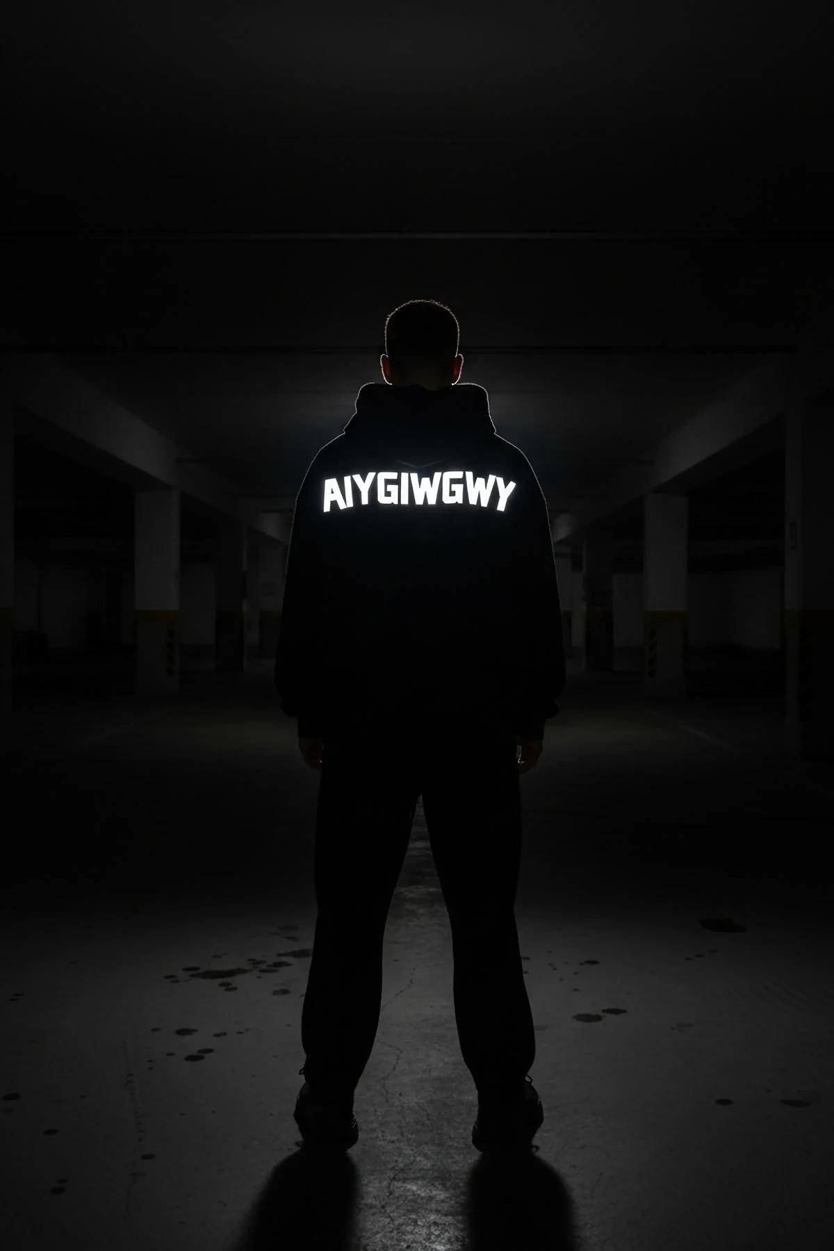 AIYGIWGWY reflektör baskılı siyah hoodie model üzerinde ayakta duruş ön görünüm