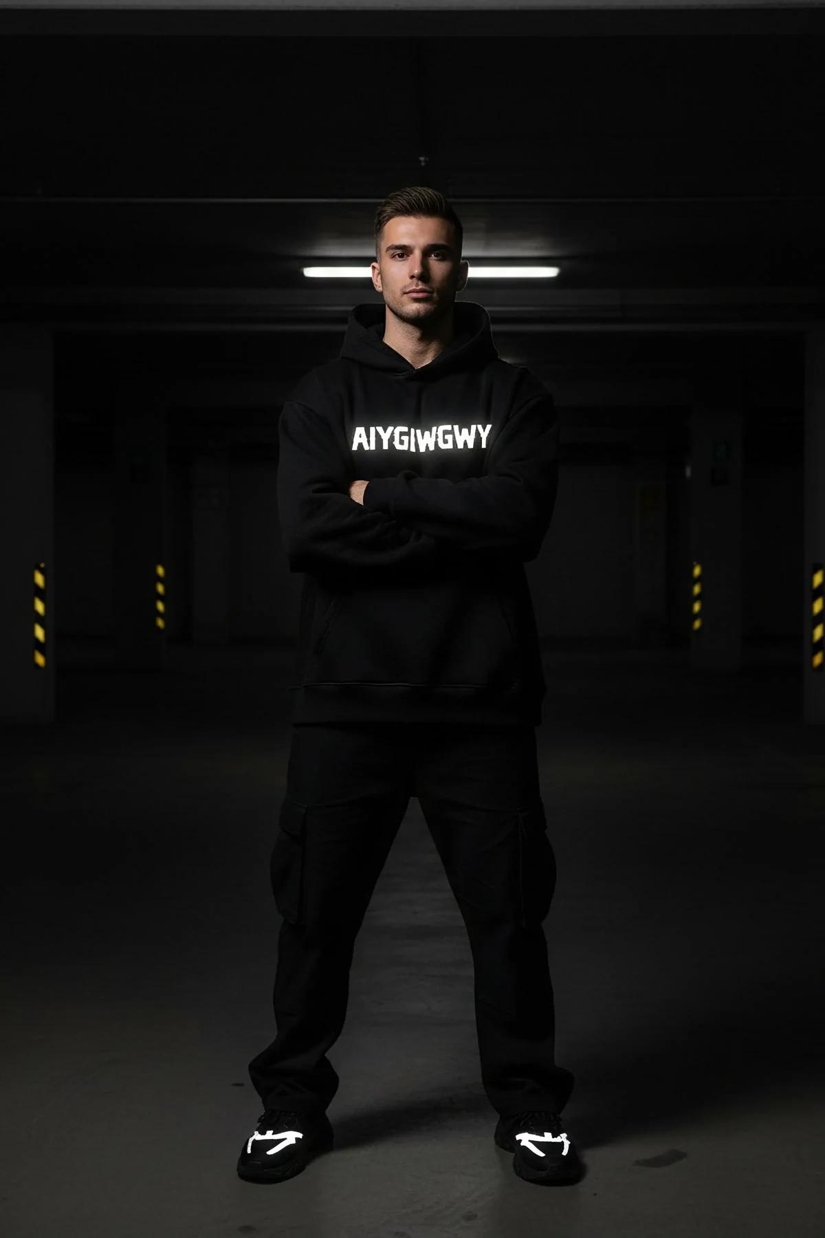 AIYGIWGWY reflektörlü siyah sweatshirt model oturmuş ön baskı yakın