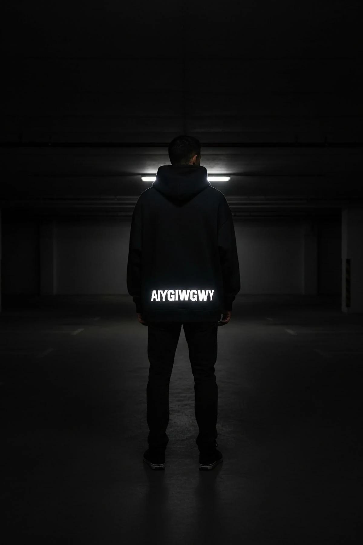 AIYGIWGWY reflektör baskılı siyah kapüşonlu sweatshirt üç çeyrek profil görünümü