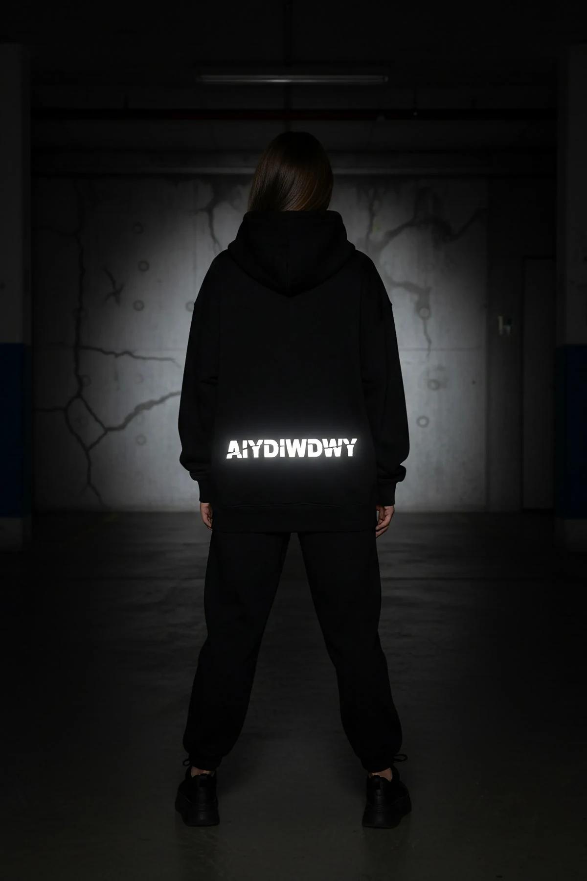 AIYGIWGWY reflektör baskılı siyah hoodie model üzerinde ayakta duruş ön görünüm