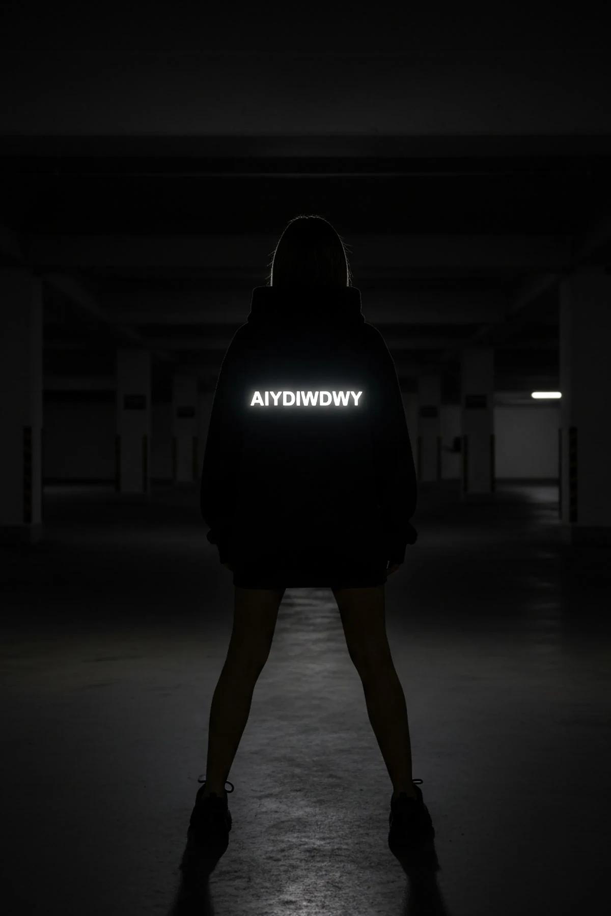 AIYGIWGWY reflektörlü siyah sweatshirt model oturmuş ön baskı yakın