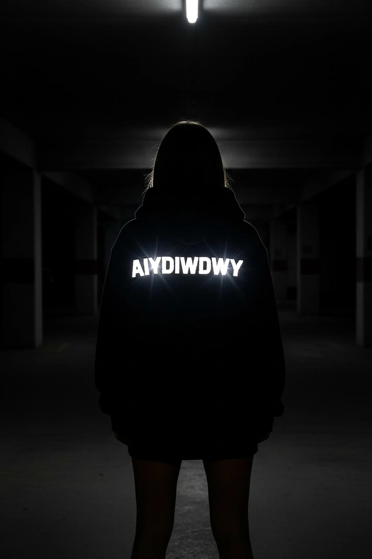 AIYGIWGWY reflektör baskılı siyah kapüşonlu sweatshirt üç çeyrek profil görünümü