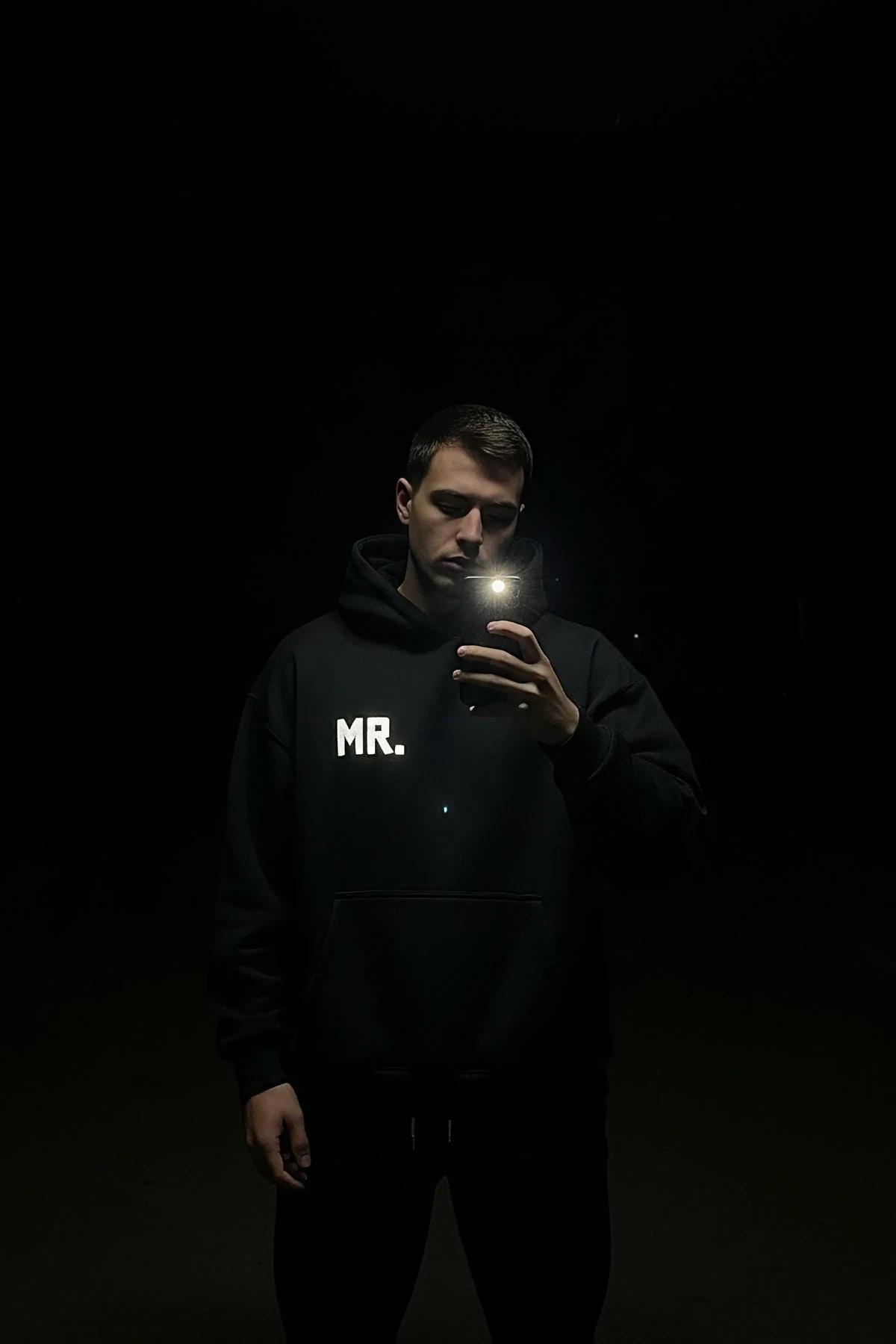 MR. sweatshirt sırt baskısı yakın plan, bold reflektör yazı gece flaş ışığında parlak beyaz