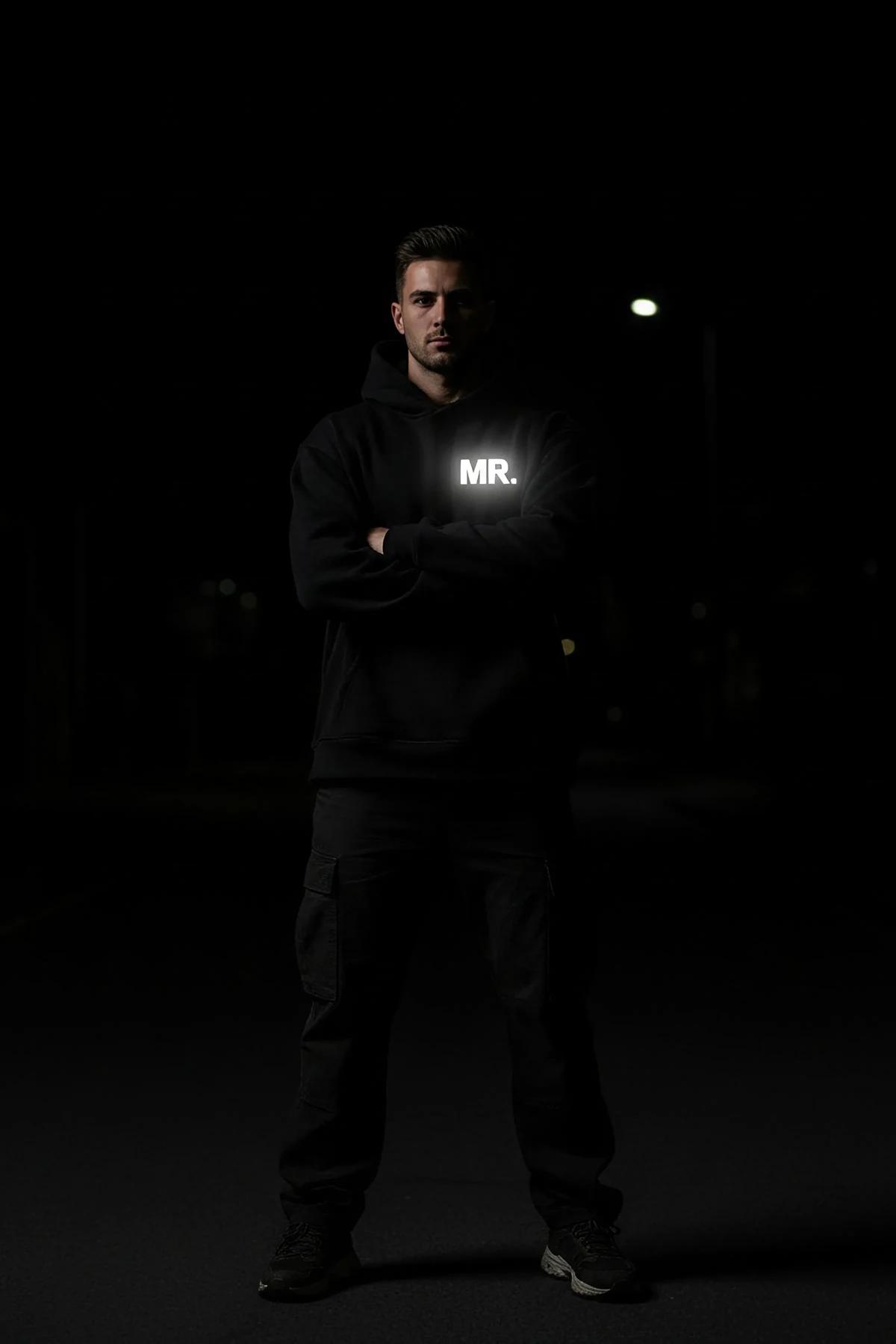 Erkek model MR. reflektör sweatshirt tam boy sırt görünümü, sokak gece fotoğrafı