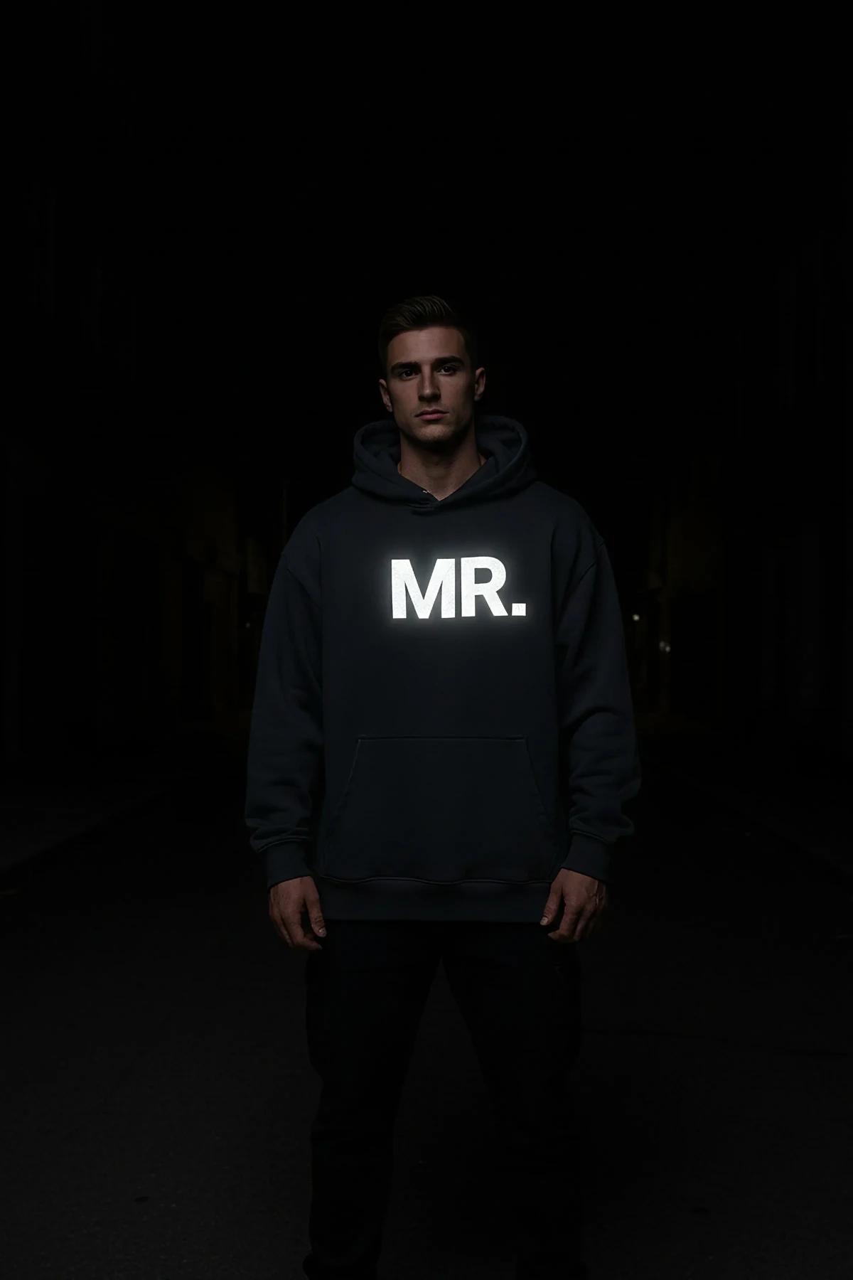 MR. reflektörlü sırt baskılı siyah kapüşonlu oversize sweatshirt, erkek model sırttan gece çekimi