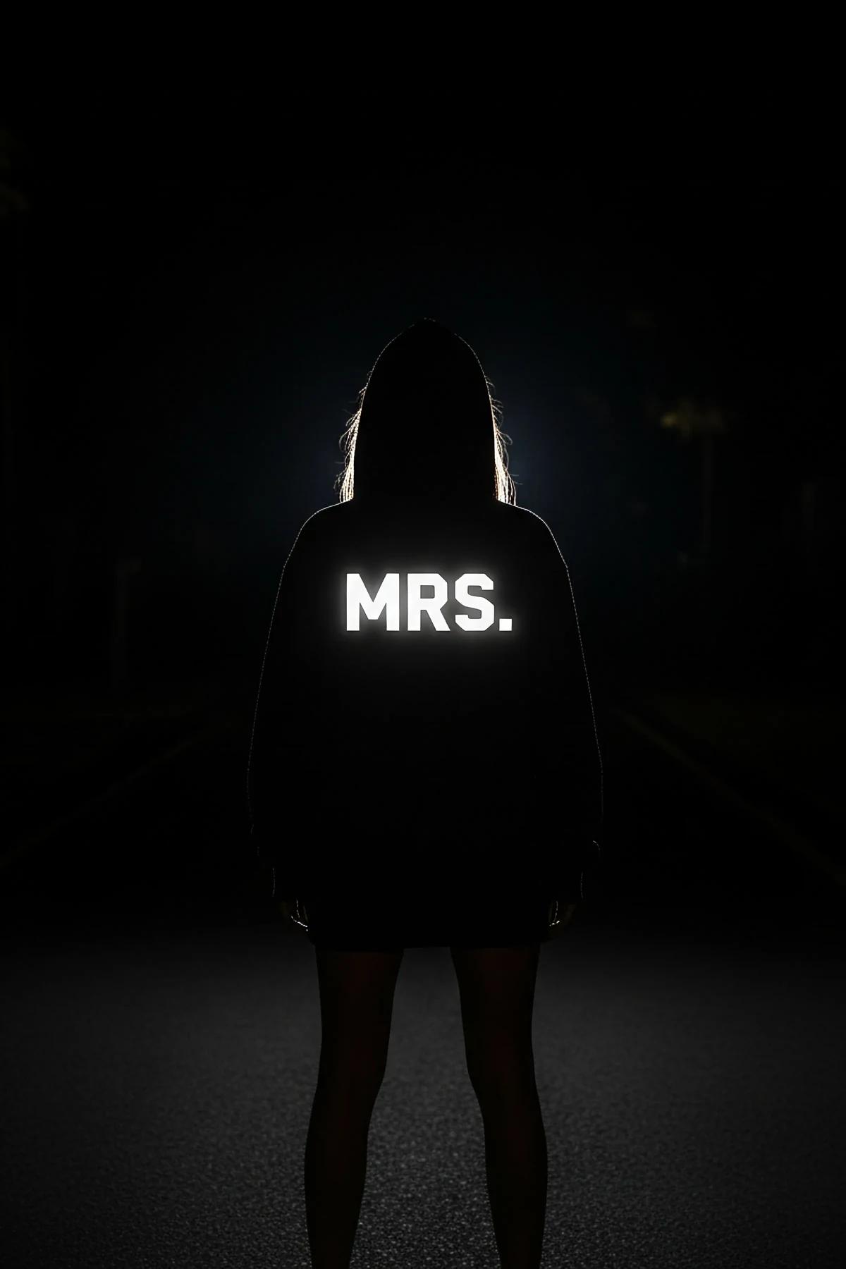 MR. reflektörlü sırt baskılı siyah kapüşonlu oversize sweatshirt, erkek model sırttan gece çekimi