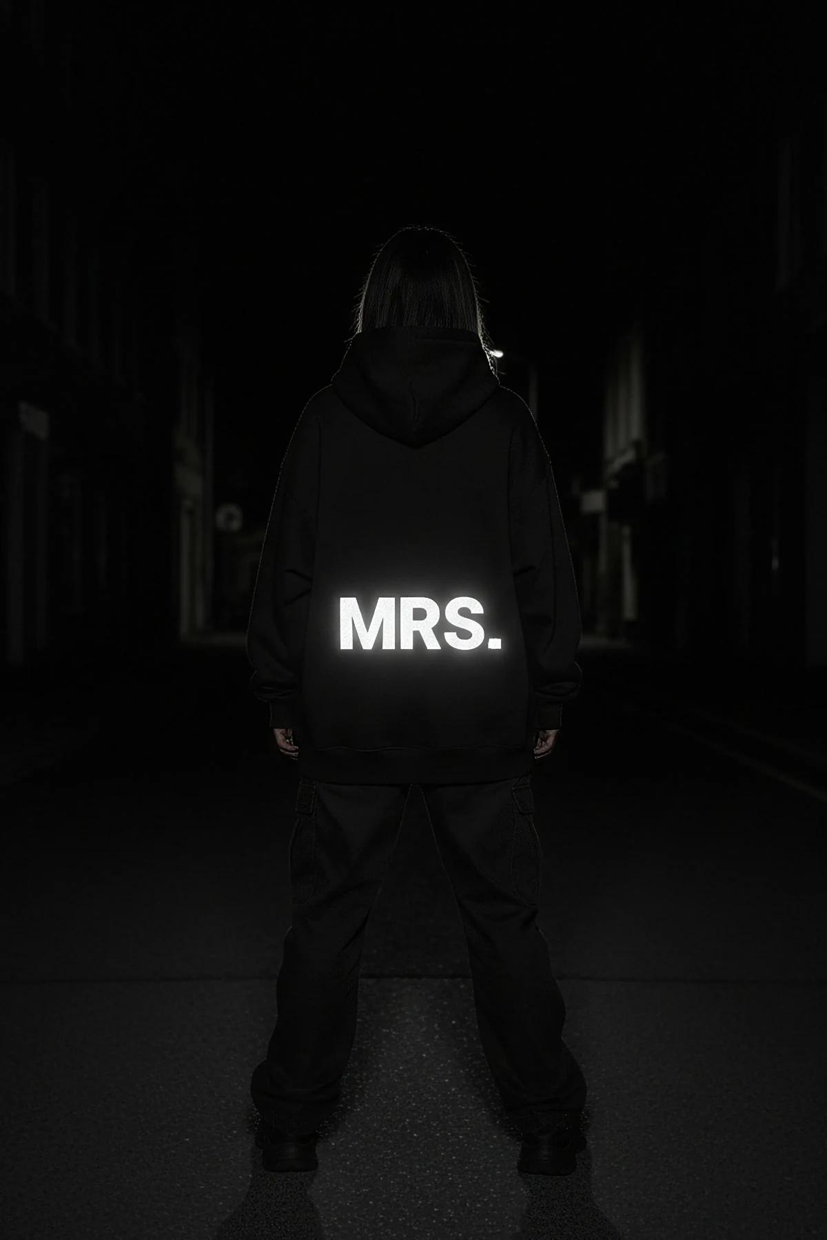 MR. sweatshirt sırt baskısı yakın plan, bold reflektör yazı gece flaş ışığında parlak beyaz