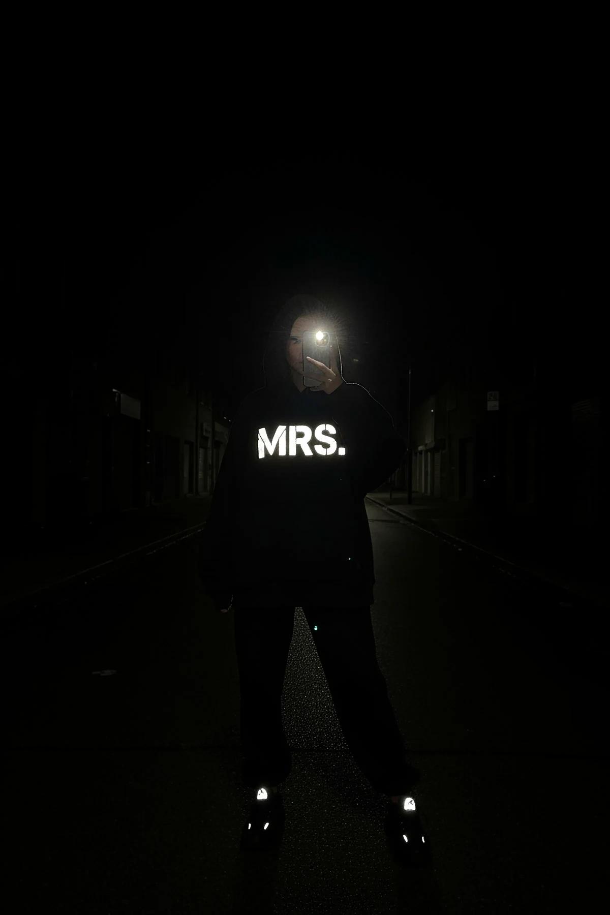 Erkek model MR. reflektör sweatshirt tam boy sırt görünümü, sokak gece fotoğrafı