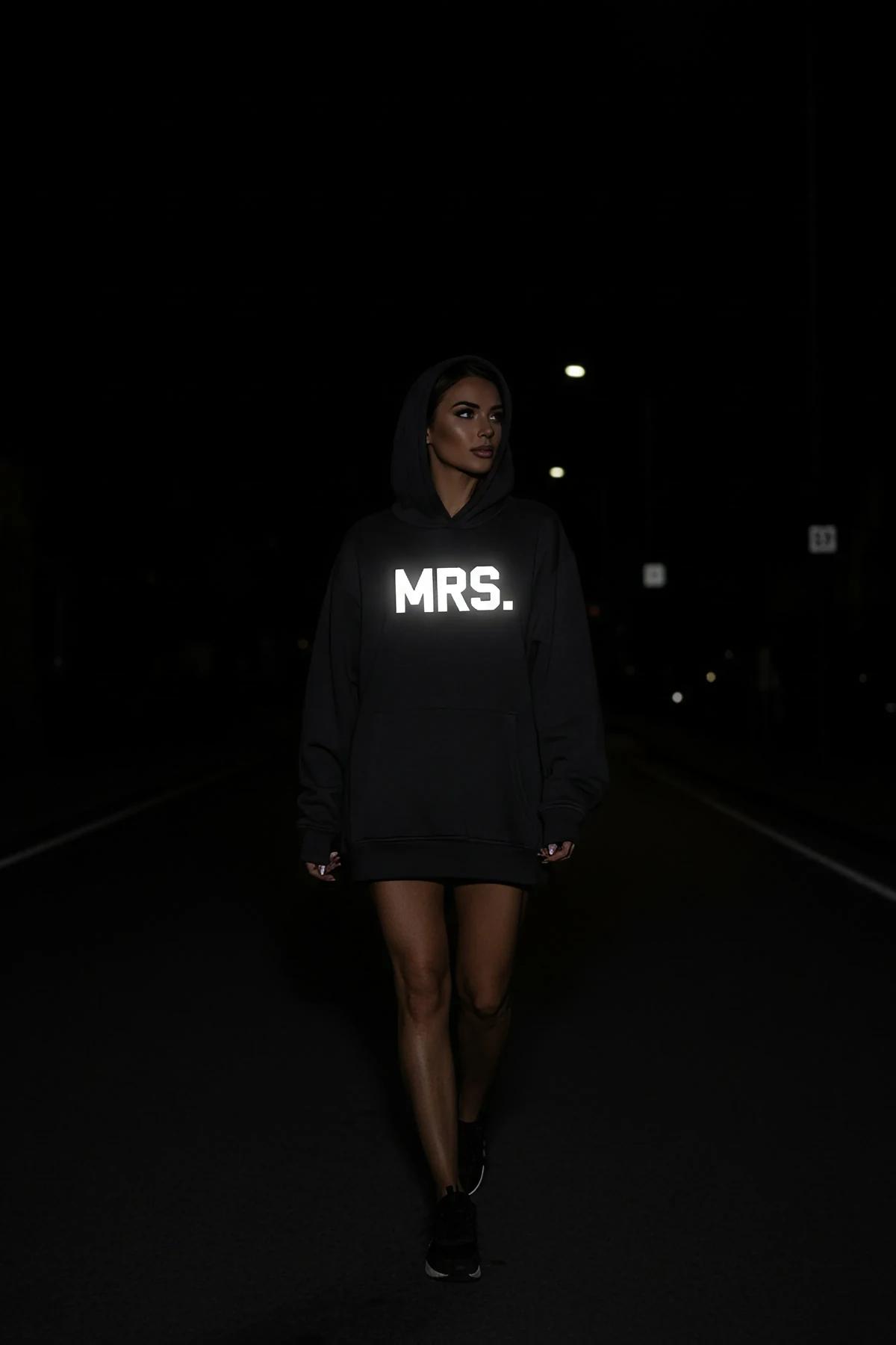 MR. reflektörlü sırt baskılı siyah kapüşonlu oversize sweatshirt, erkek model sırttan gece çekimi