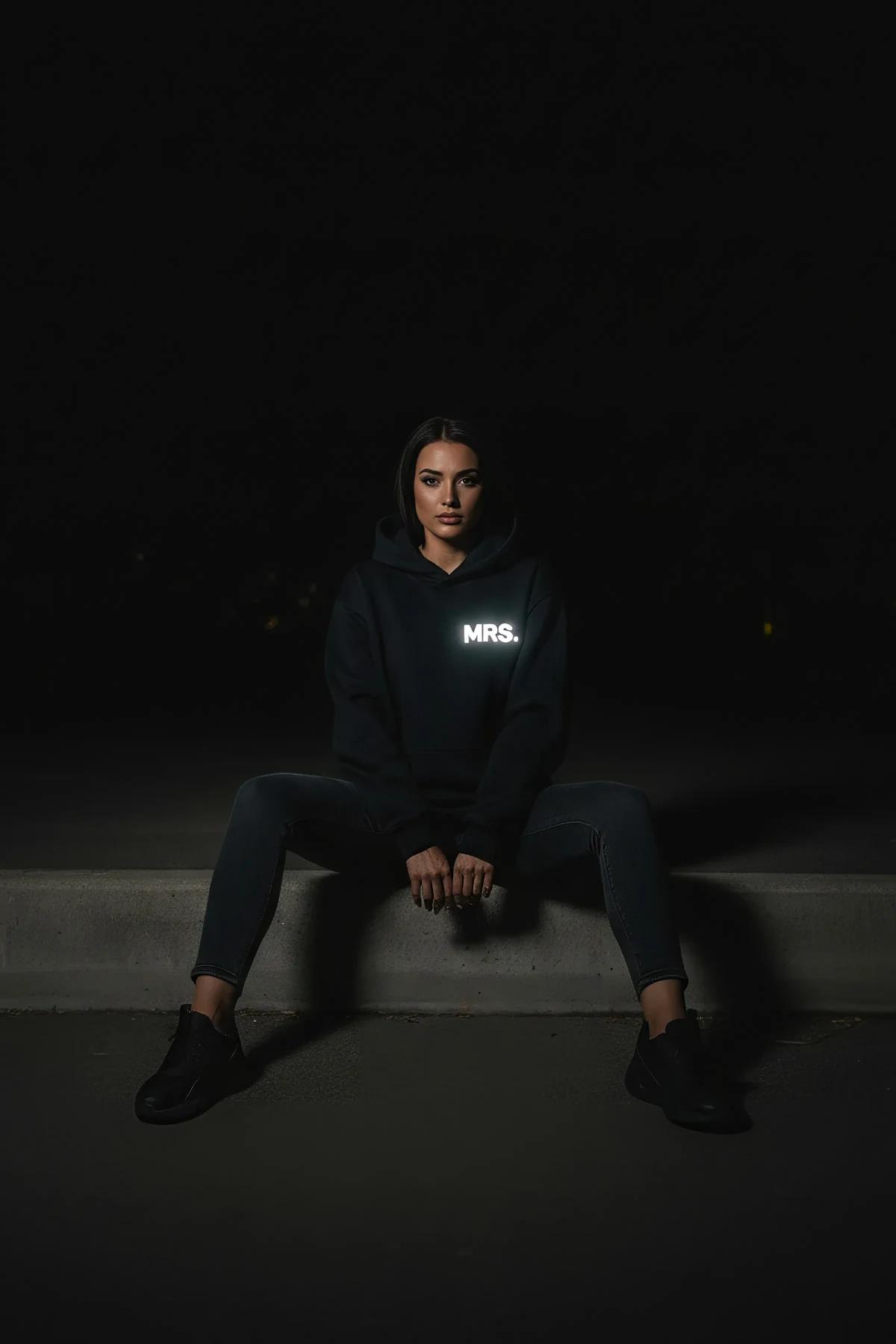 MR. sweatshirt sırt baskısı yakın plan, bold reflektör yazı gece flaş ışığında parlak beyaz