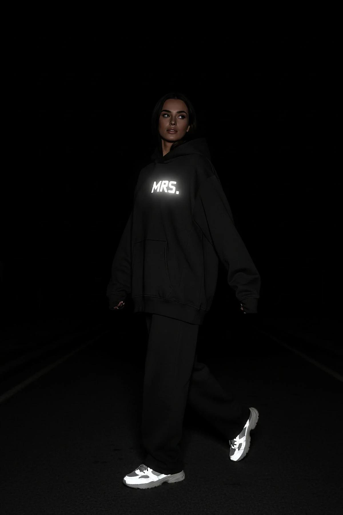 Erkek model MR. reflektör sweatshirt tam boy sırt görünümü, sokak gece fotoğrafı