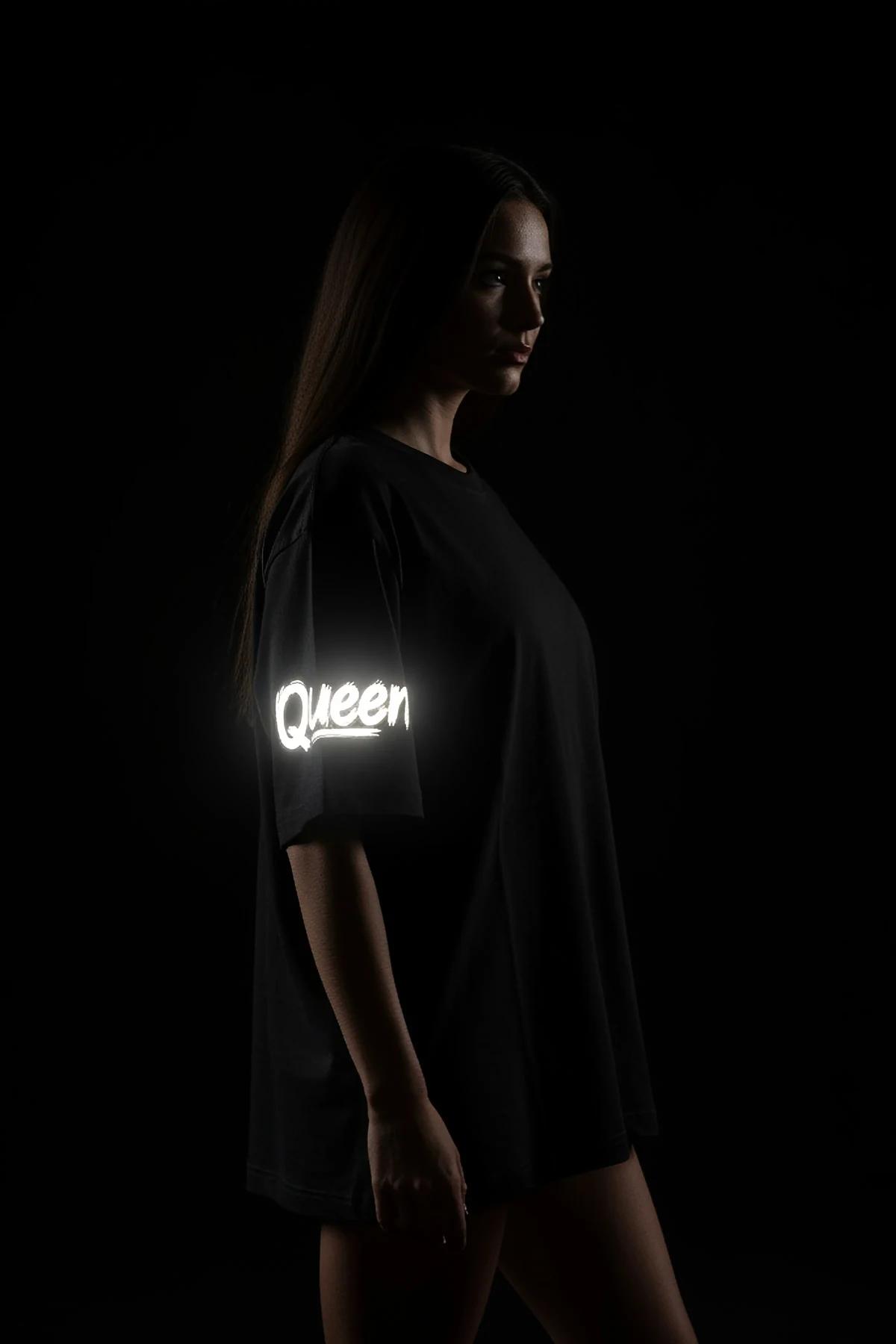 Queen el yazısı stili reflektör baskı yakın görünüm, altı çizgili tasarım