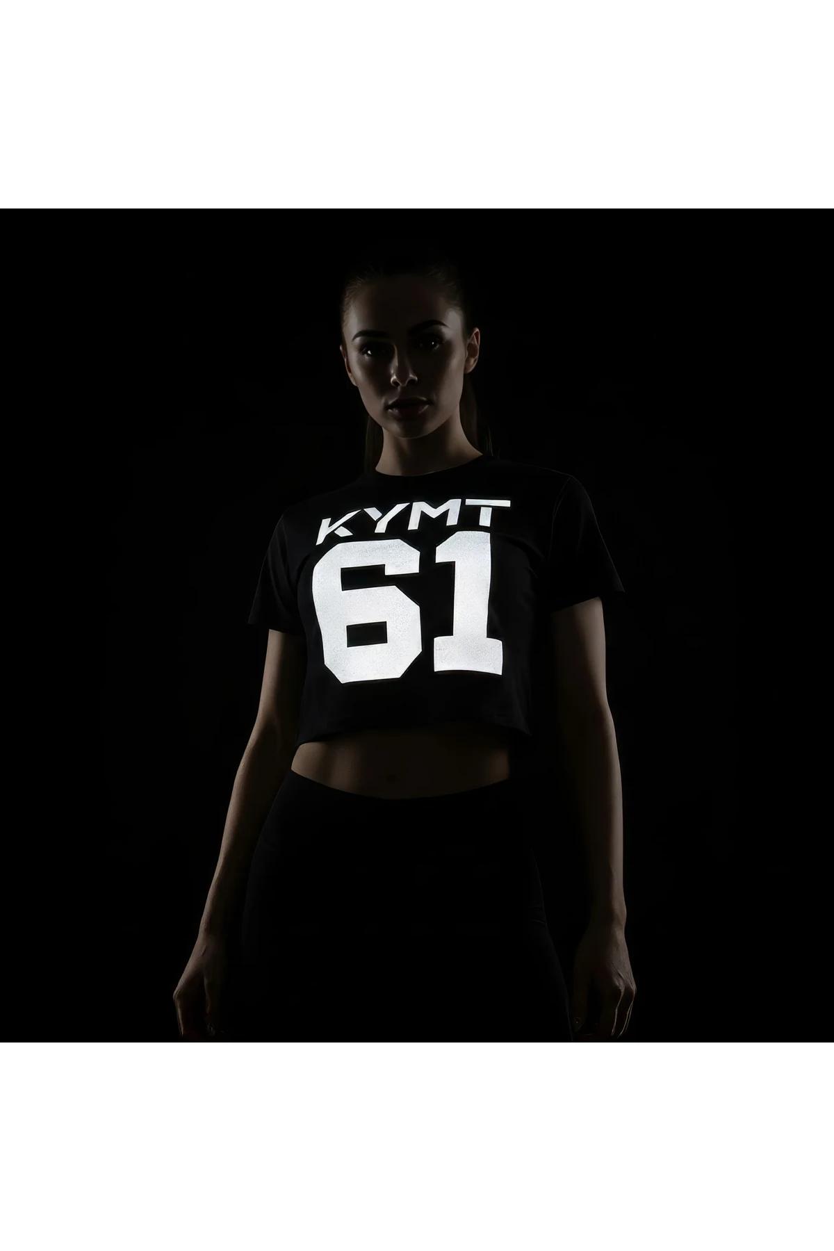 Modelin üzerinde doğrudan flaş ışığı vurduğunda parlayan siyah renkli Unisex Siyah Reflektörlü Baskılı Oversize T-Shirt ön görünüm