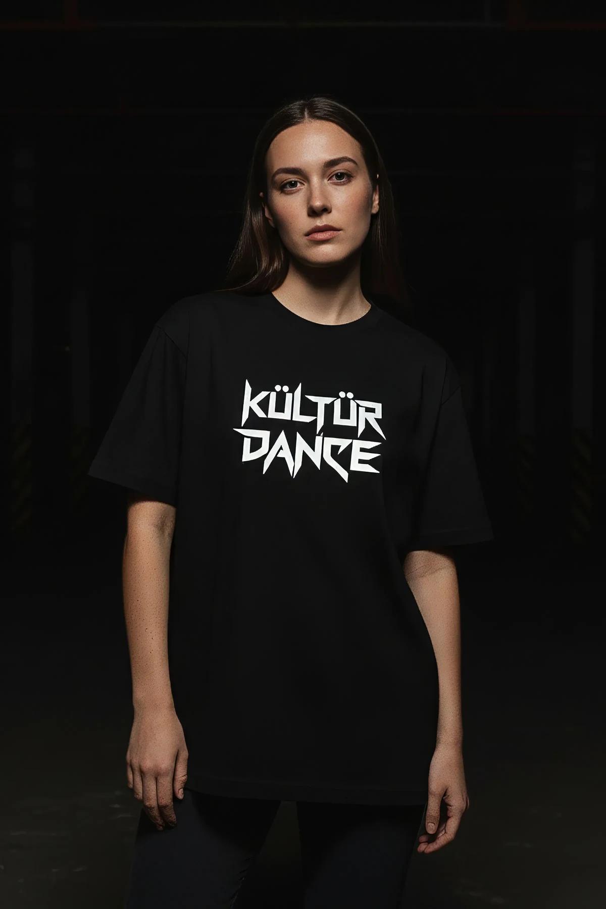 KÜLTÜR DANCE reflektörlü tişört ön görünüm, grafik angular tipografi yakın çekim