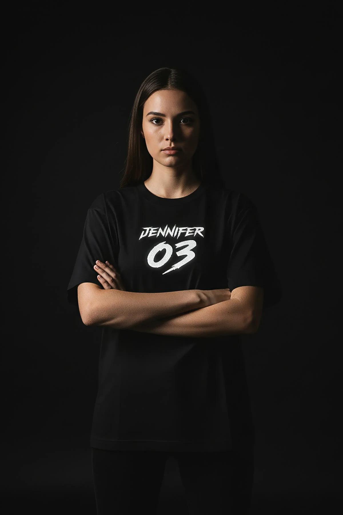 Model üzerinde dökümlü oversize kesim t-shirtün yan profilden görünümü