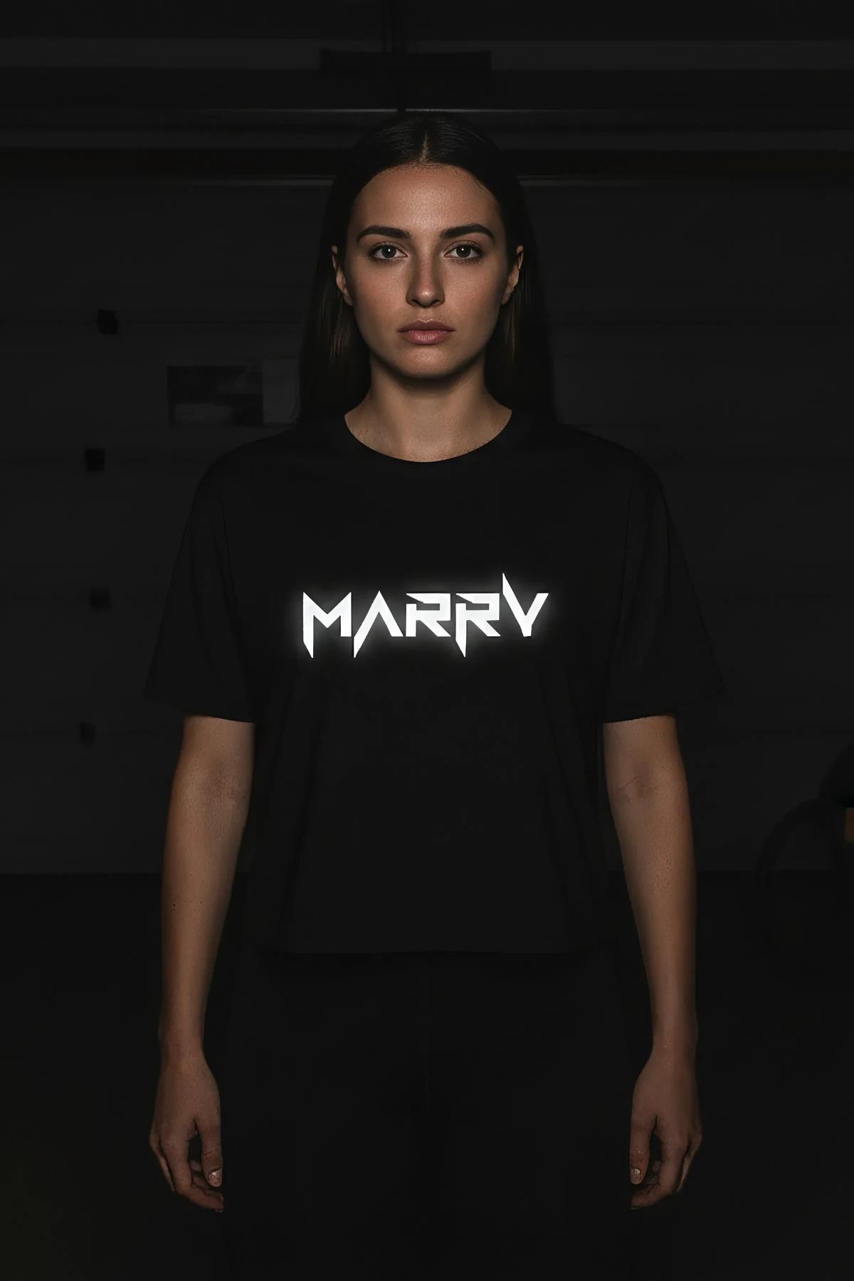 Tişört üzerindeki siberpunk matrix kod baskısının gün ışığındaki gümüş rengi detay görünümü