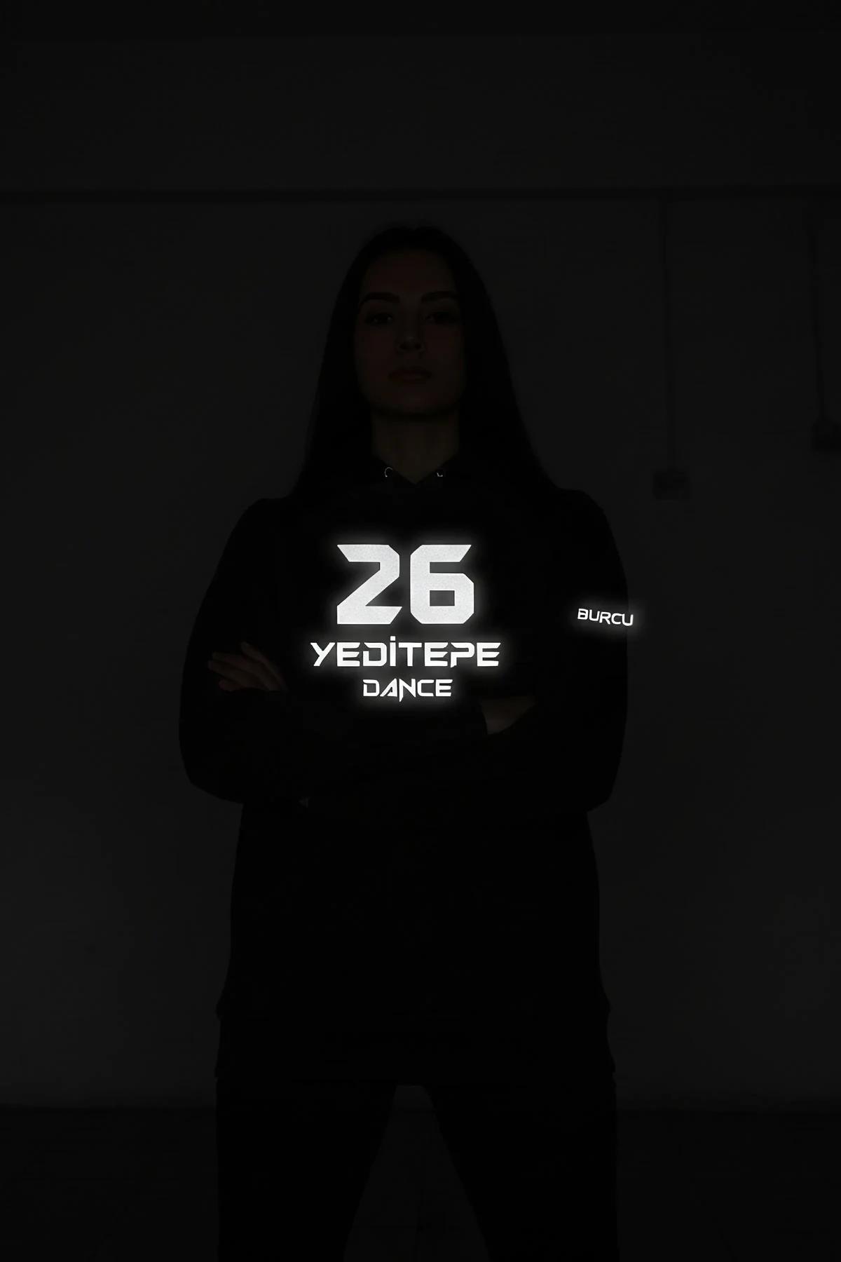 Tişört üzerindeki holografik gece parıltılı özel baskının gün ışığındaki mat gümüş renk detay görünümü