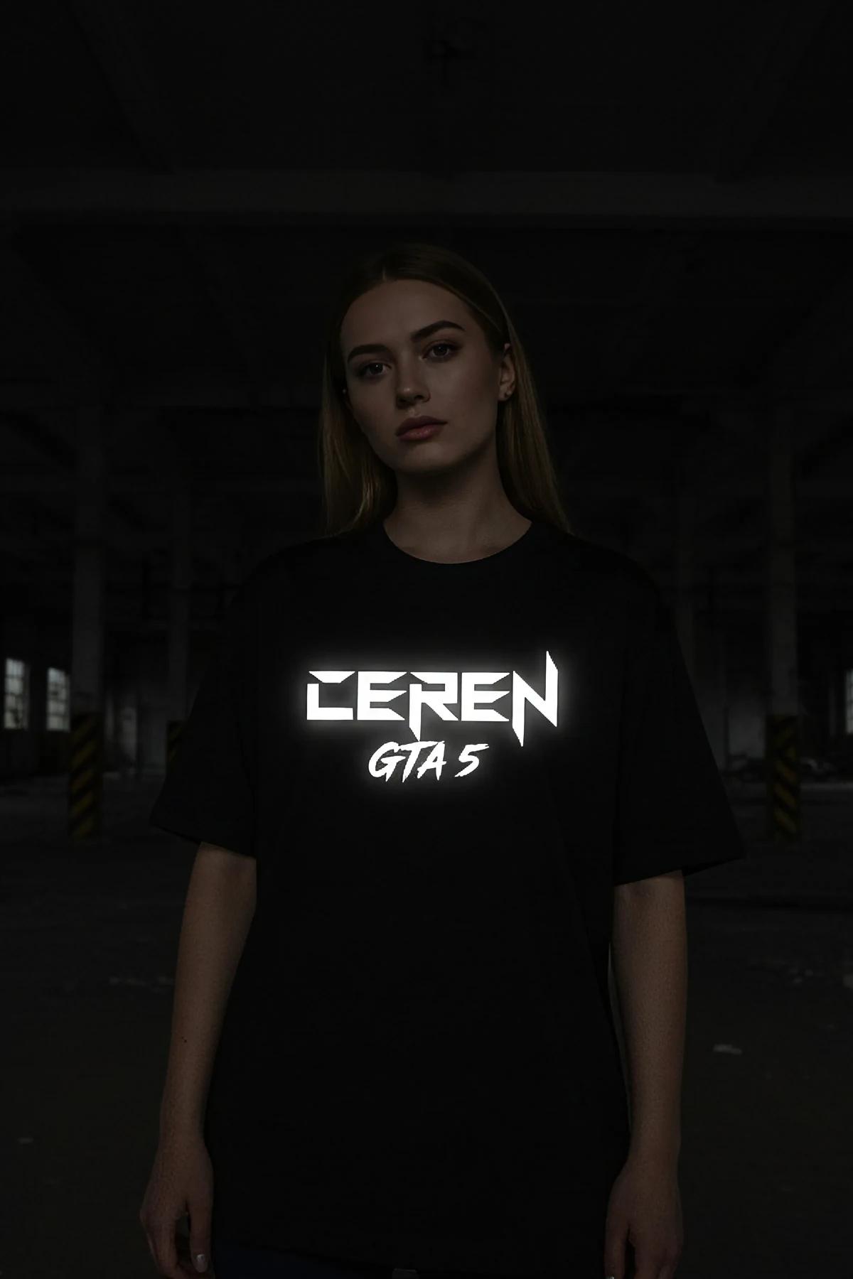 CEREN GTA 5 reflektör baskılı siyah oversize tişört ön görünüm karanlık ortam