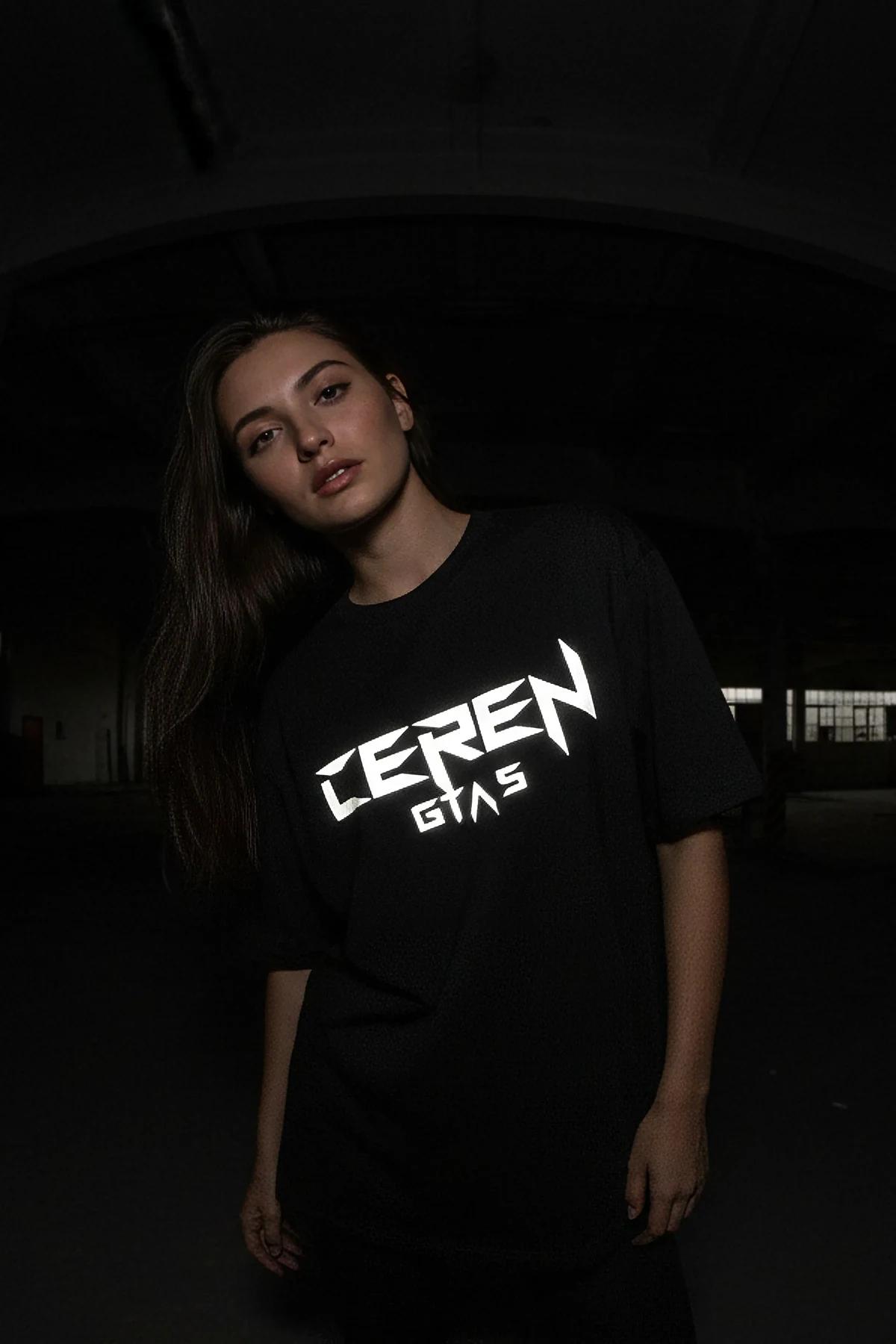 CEREN GTA 5 reflektörlü tişört uzak açı tam vücut karanlık fon