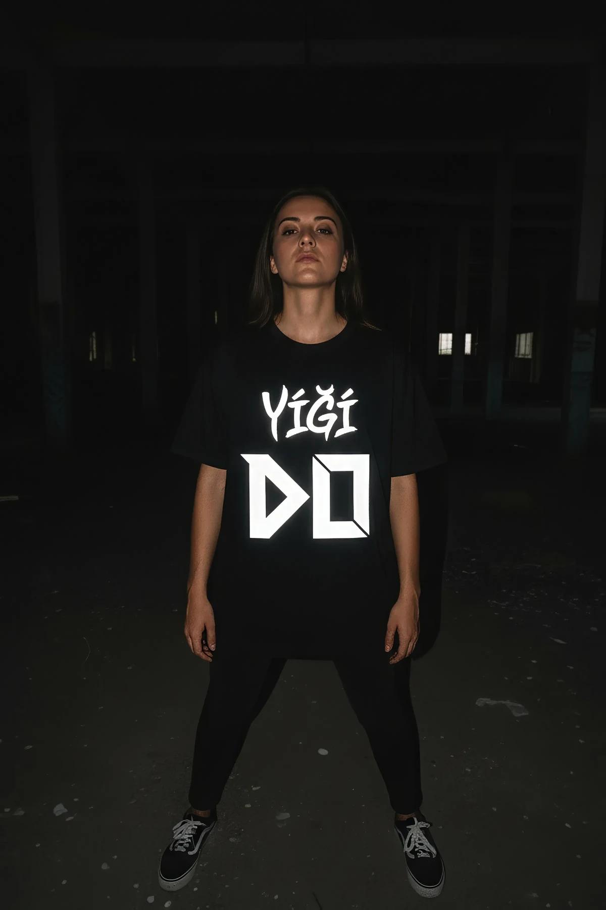 YİĞİ DO reflektör tişört gece sokakta tam boy, baskı parlıyor
