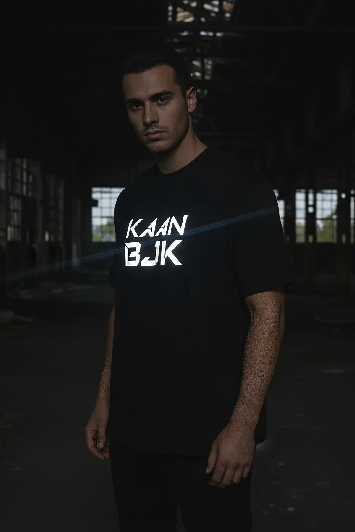 Black oversized tee reflective logo front view