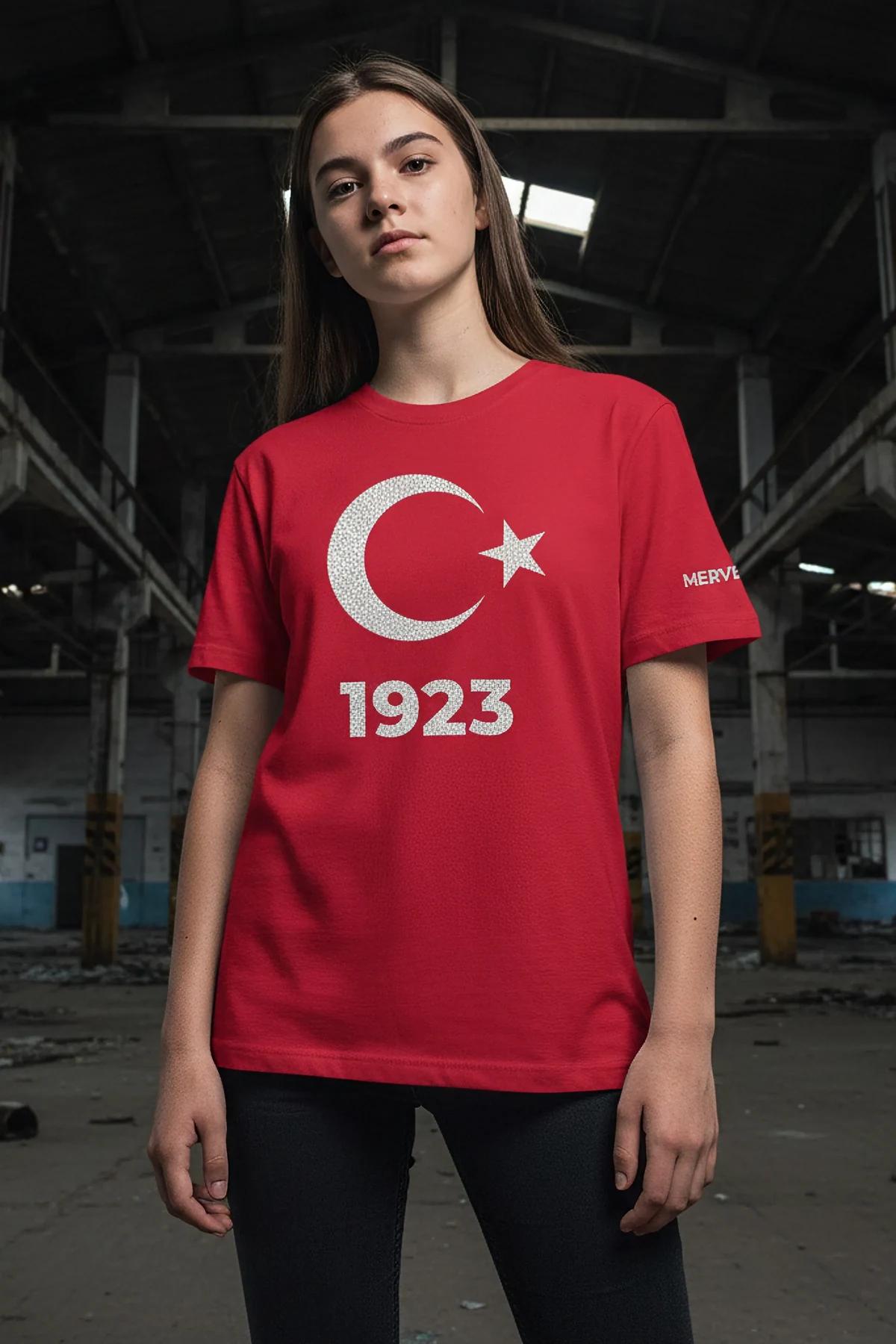 MERVE yazılı reflektör baskılı siyah tişört model üzerinde tam boy görünüm
