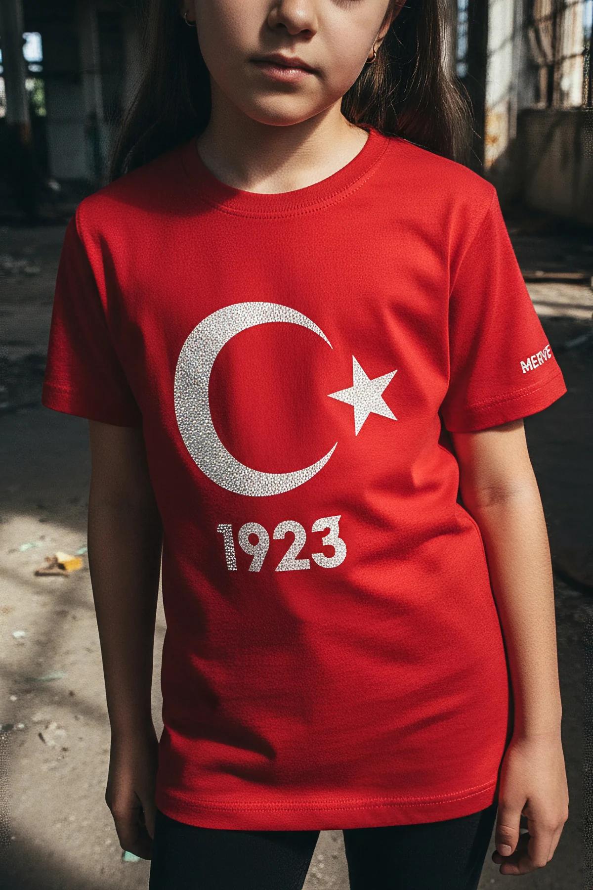 MERVE reflektör baskısı yakın çekim, parlak beyaz font detayı