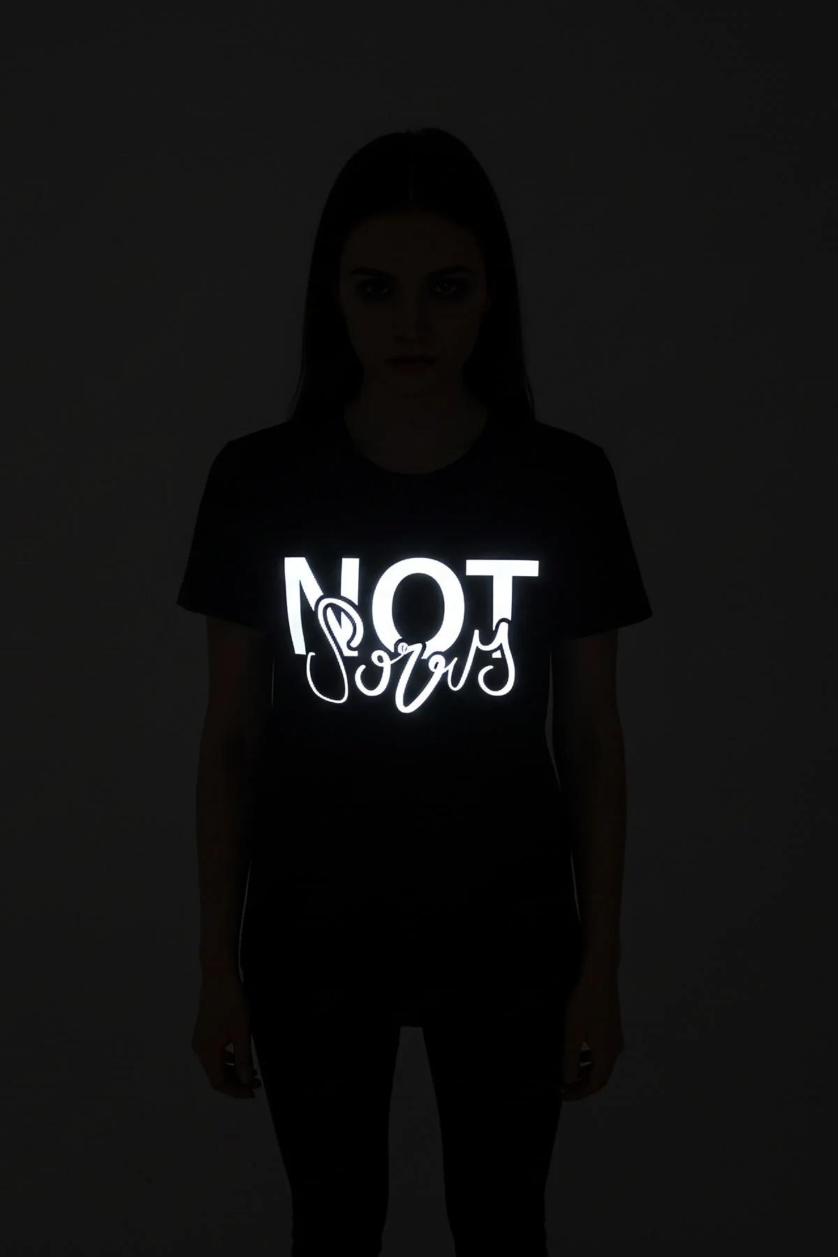 CRN 58 kapüşonlu sweatshirt ön baskı reflektör efekti yakın çekim