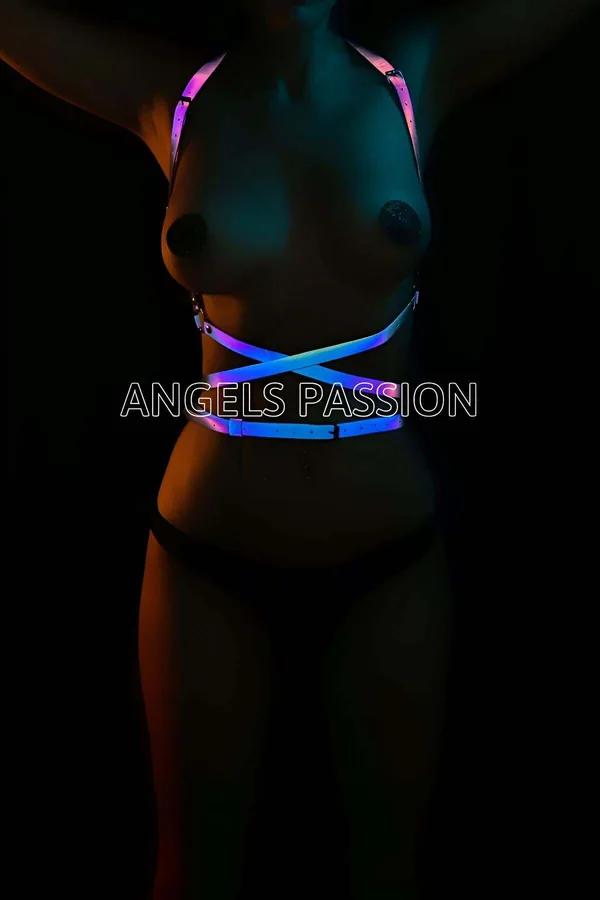 neon mor mavi pembe reflektörlü vücut harness karanlıkta parlayan ince bantlı gece aksesuarı