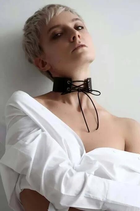 Deri Görünümlü Bağlamalı Choker Yaka Kolye
