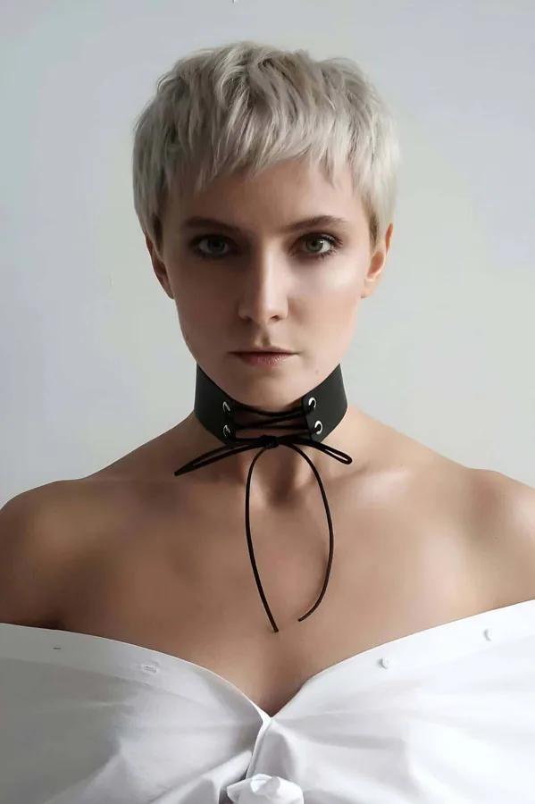 Deri Görünümlü Bağlamalı Choker Yaka Kolye