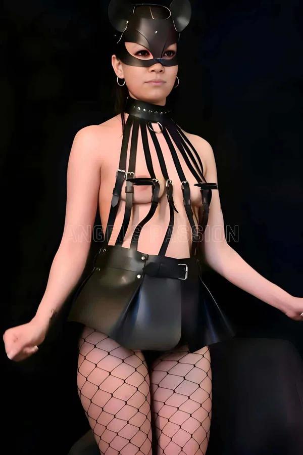 Siyah vegan deri kafes büstiyer choker ve mini etek harness takımı, gümüş toka detaylı, çok şeritli tasarım